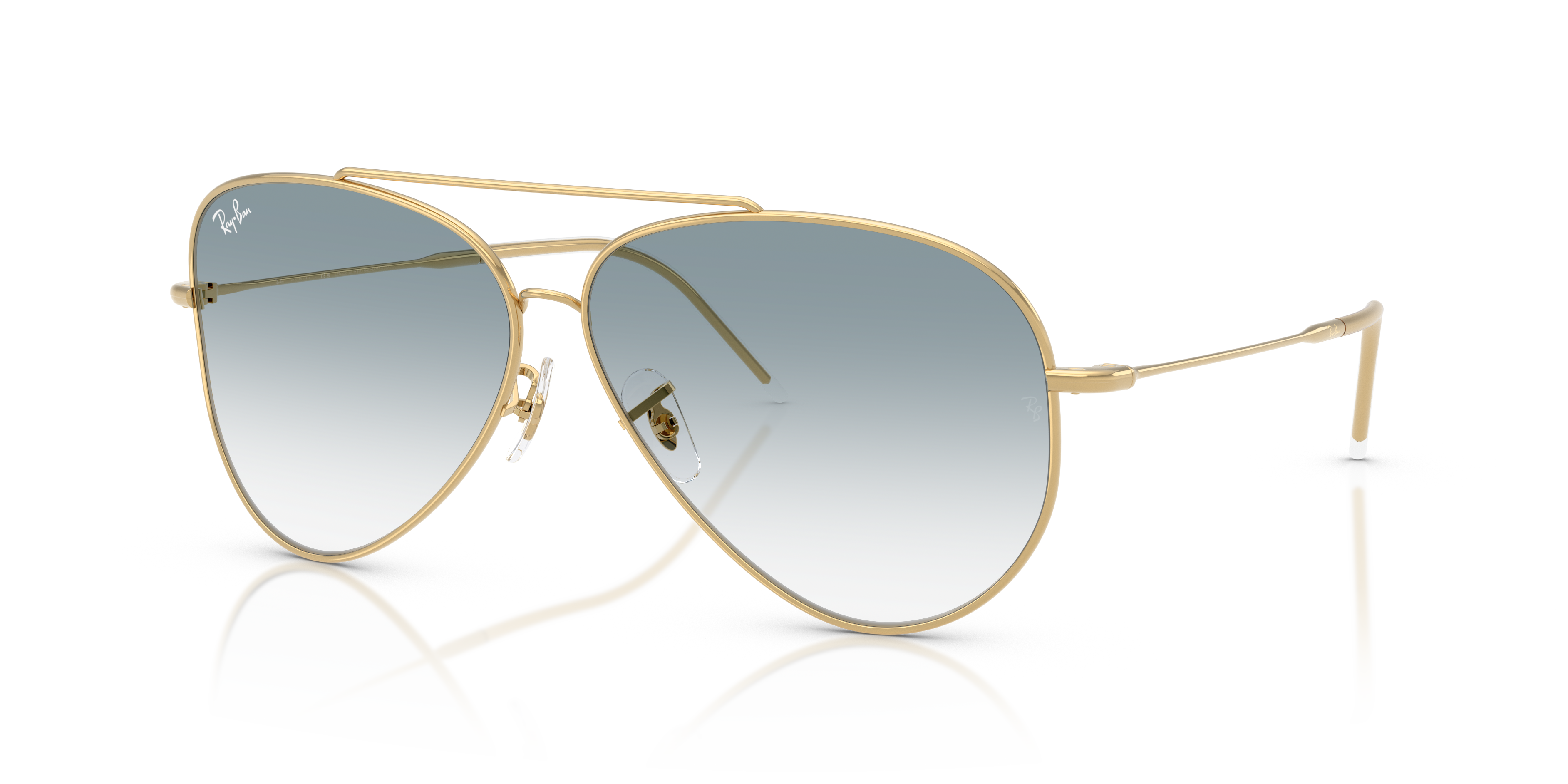 Occhiali da sole Ray-Ban Aviator Reverse Arista Gold, con montatura in metallo oro e lenti verdi concave, indossati da una pe