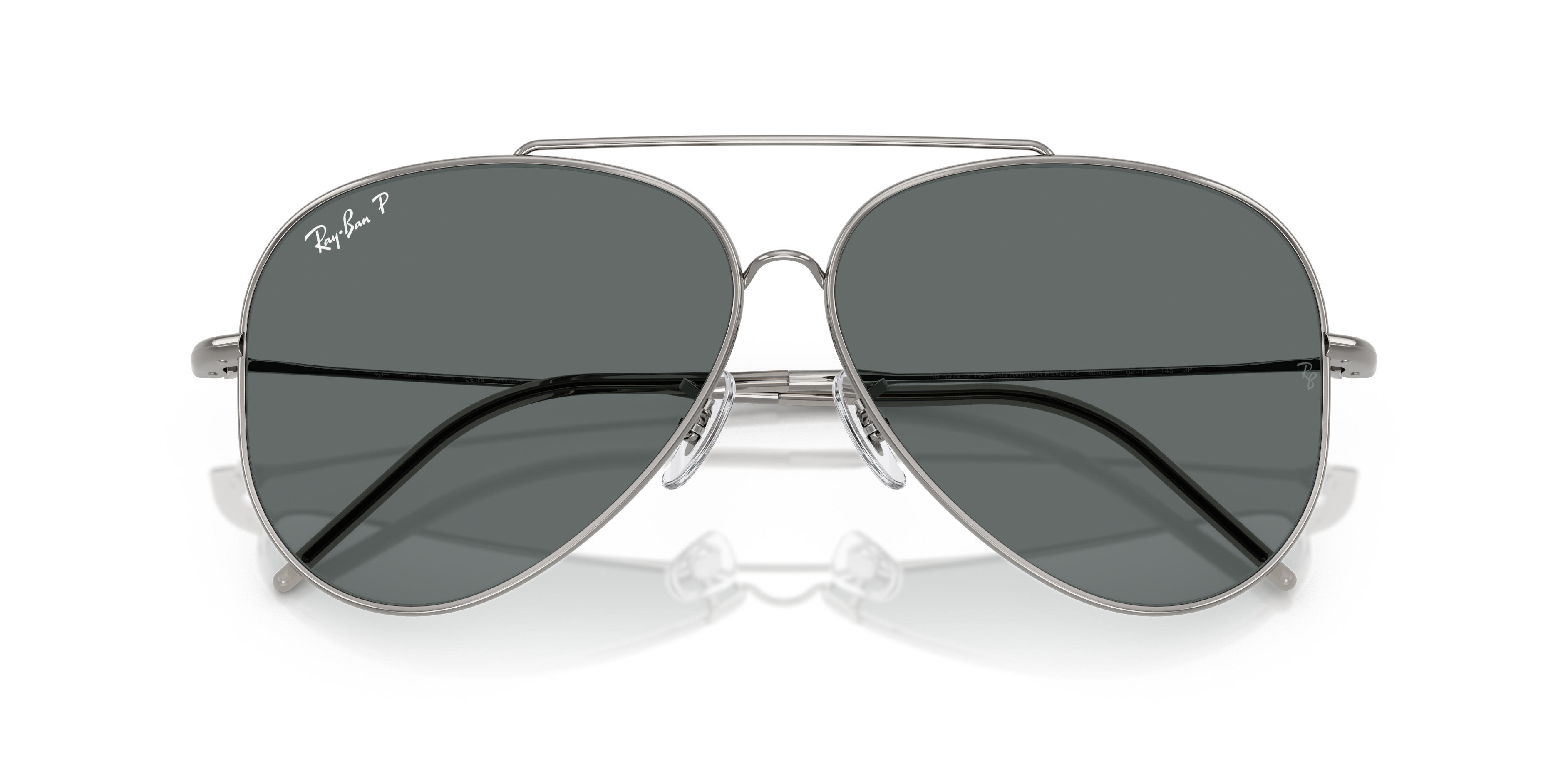Occhiali da sole Ray-Ban Aviator Reverse Arista Gold, con montatura in metallo oro e lenti verdi concave, indossati da una pe