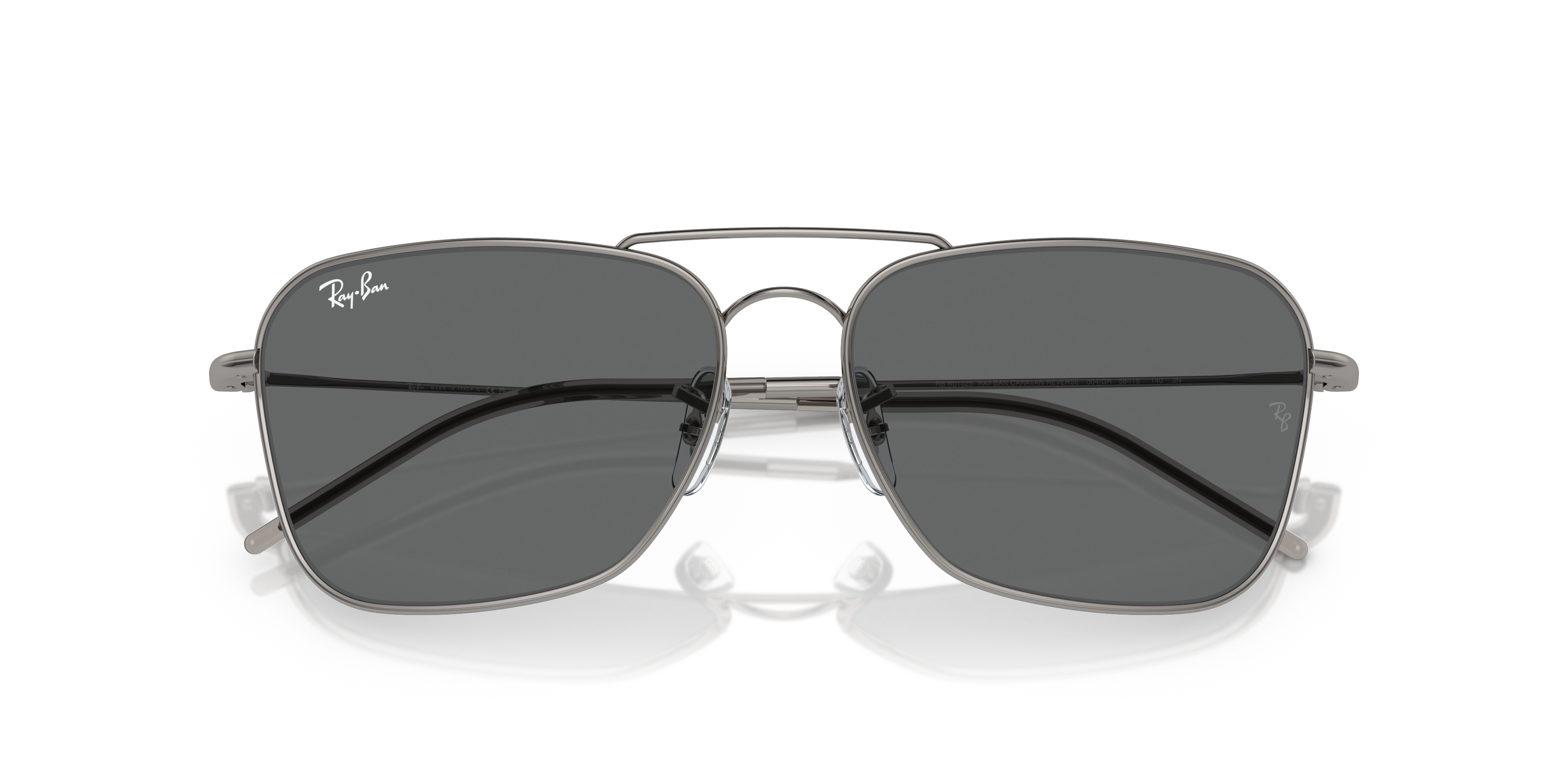 Occhiali da sole Ray-Ban Caravan Reverse 0RBR0102S in metallo dorato Arista Gold, lenti chiare e avvolgenti, su sfondo neutro