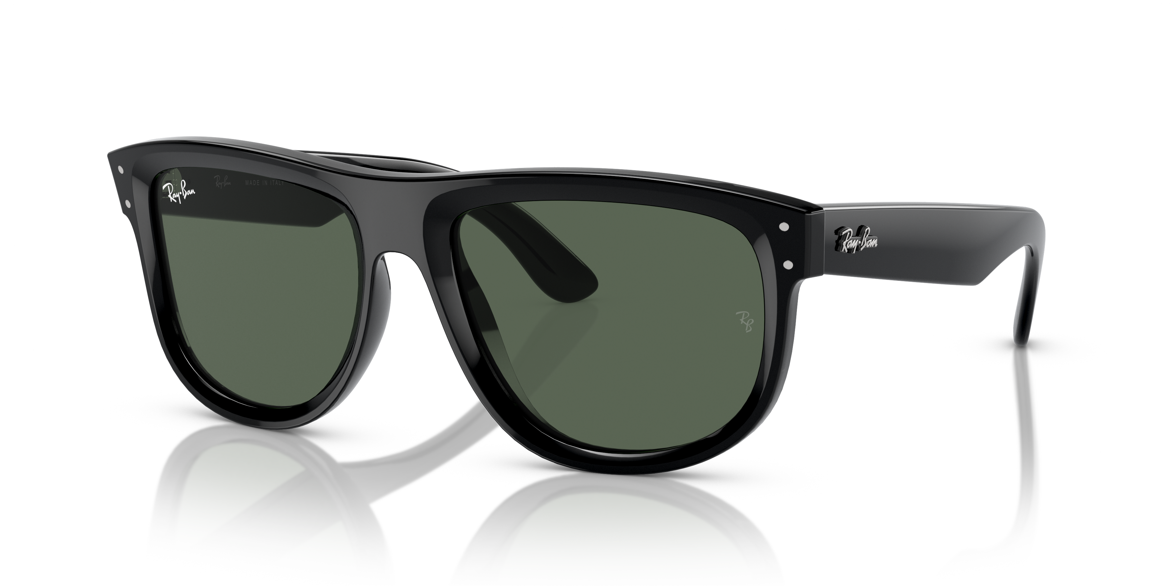 Occhiali da sole Ray-Ban Boyfriend Reverse neri 0RBR0501S indossati da un modello, mostrati frontalmente con lenti scure e mo