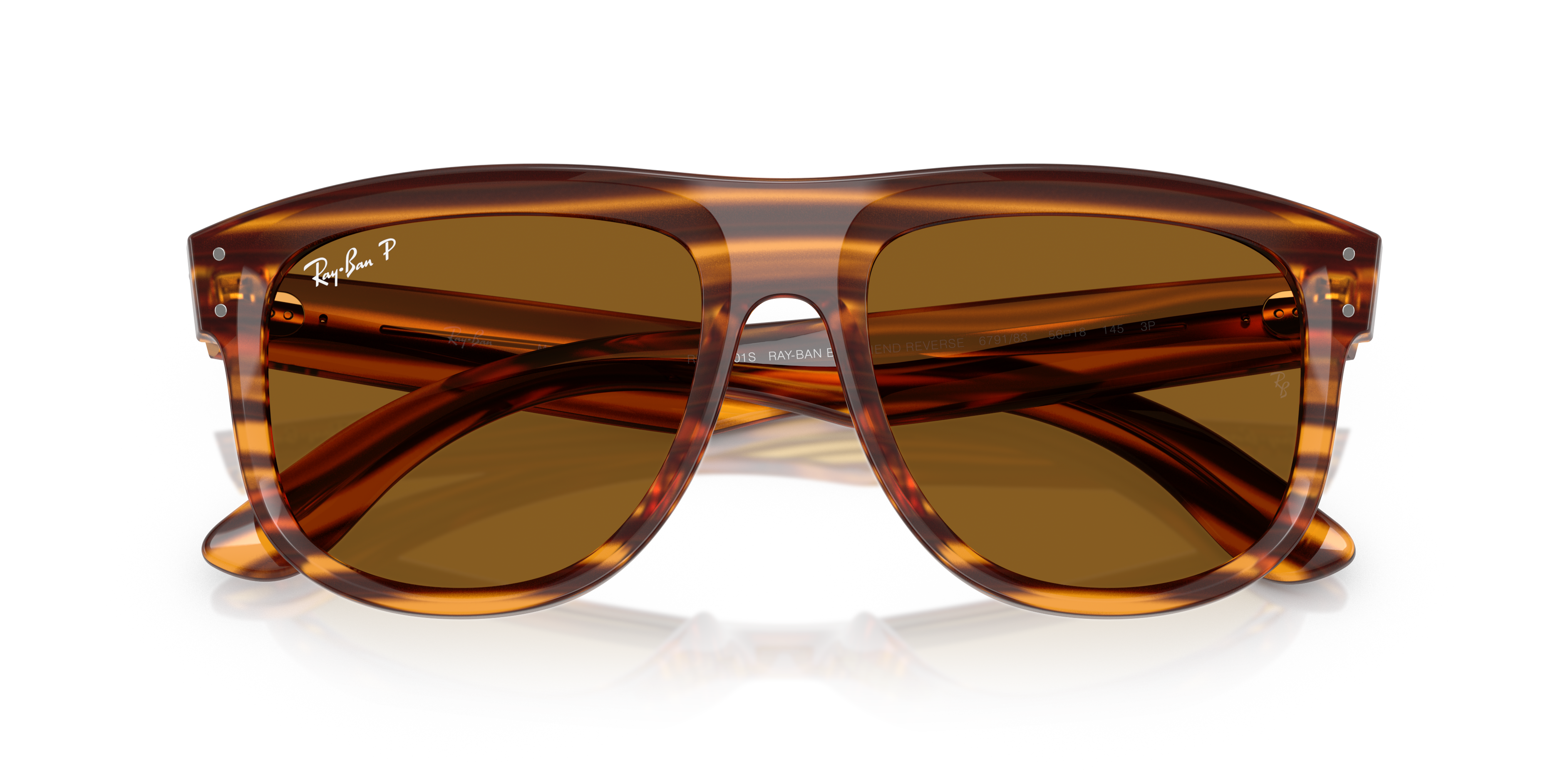 Occhiali da sole Ray-Ban Boyfriend Reverse neri 0RBR0501S indossati da un modello, mostrati frontalmente con lenti scure e mo