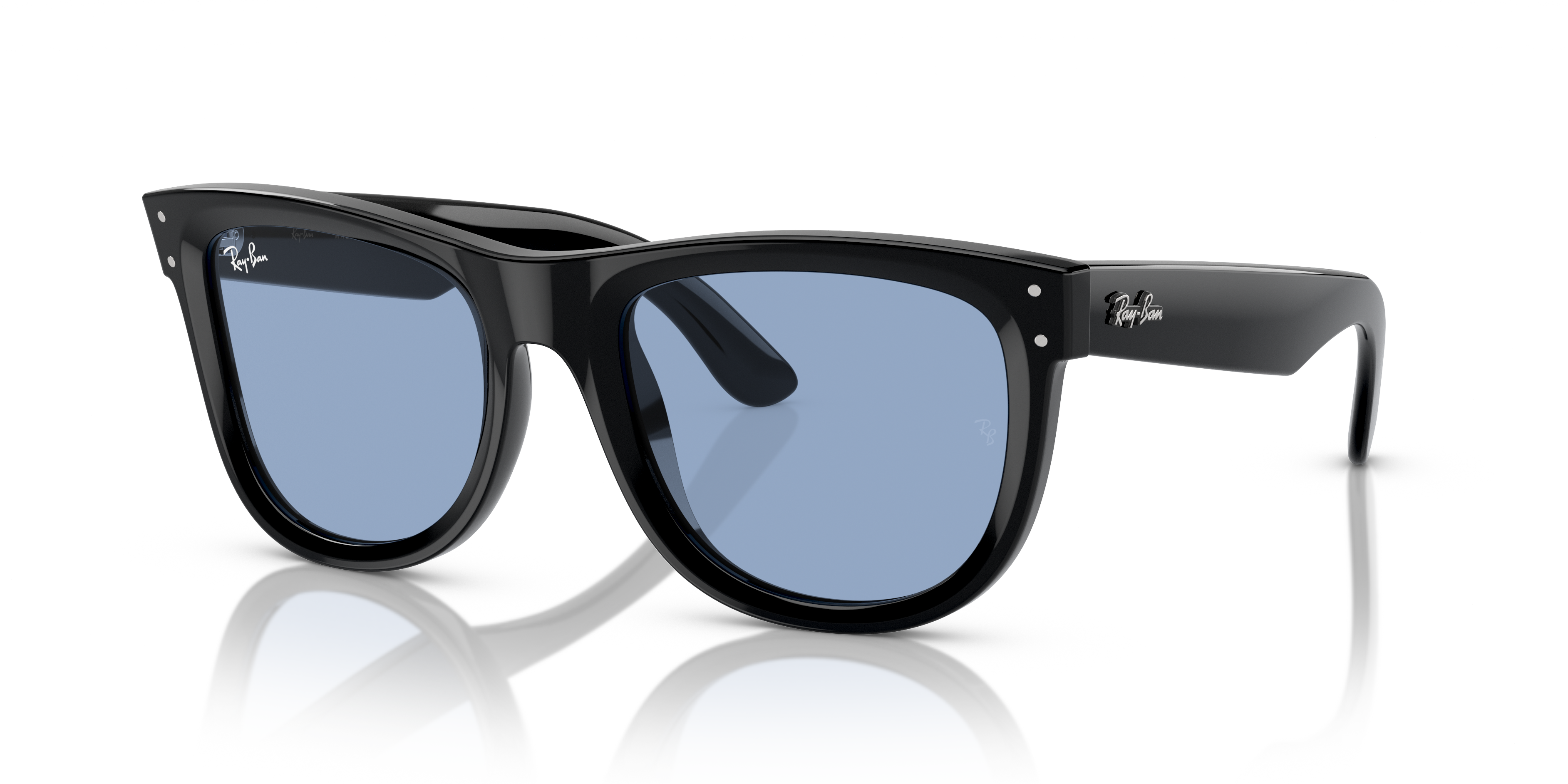 Occhiali da sole Ray-Ban Wayfarer Reverse neri 0RBR0502S con lenti innovative rivoluzionate, visti frontalmente.