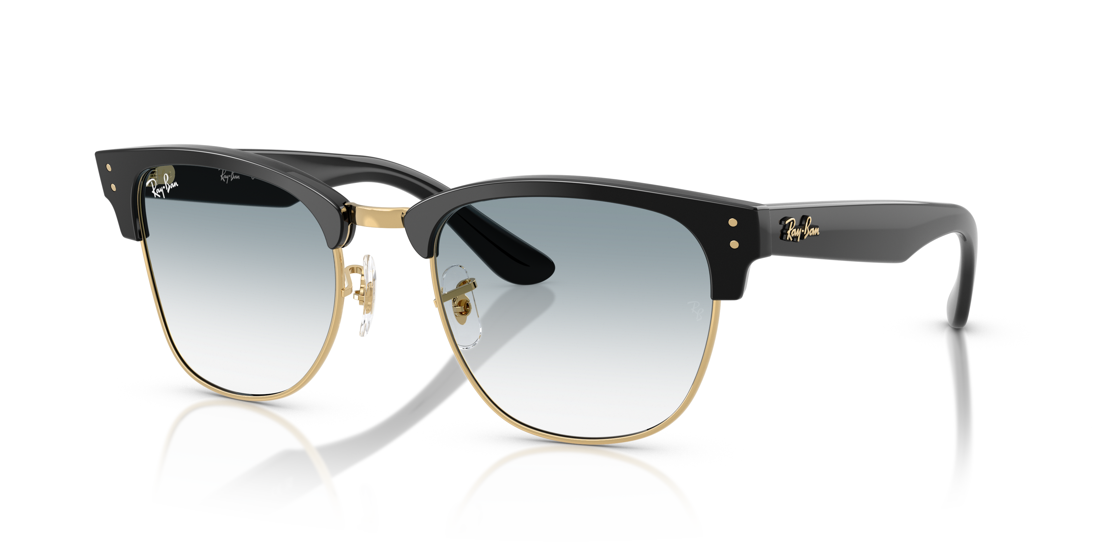 Occhiali da sole Ray-Ban Clubmaster Reverse 0RBR0504S neri con dettagli oro, indossati su sfondo neutro