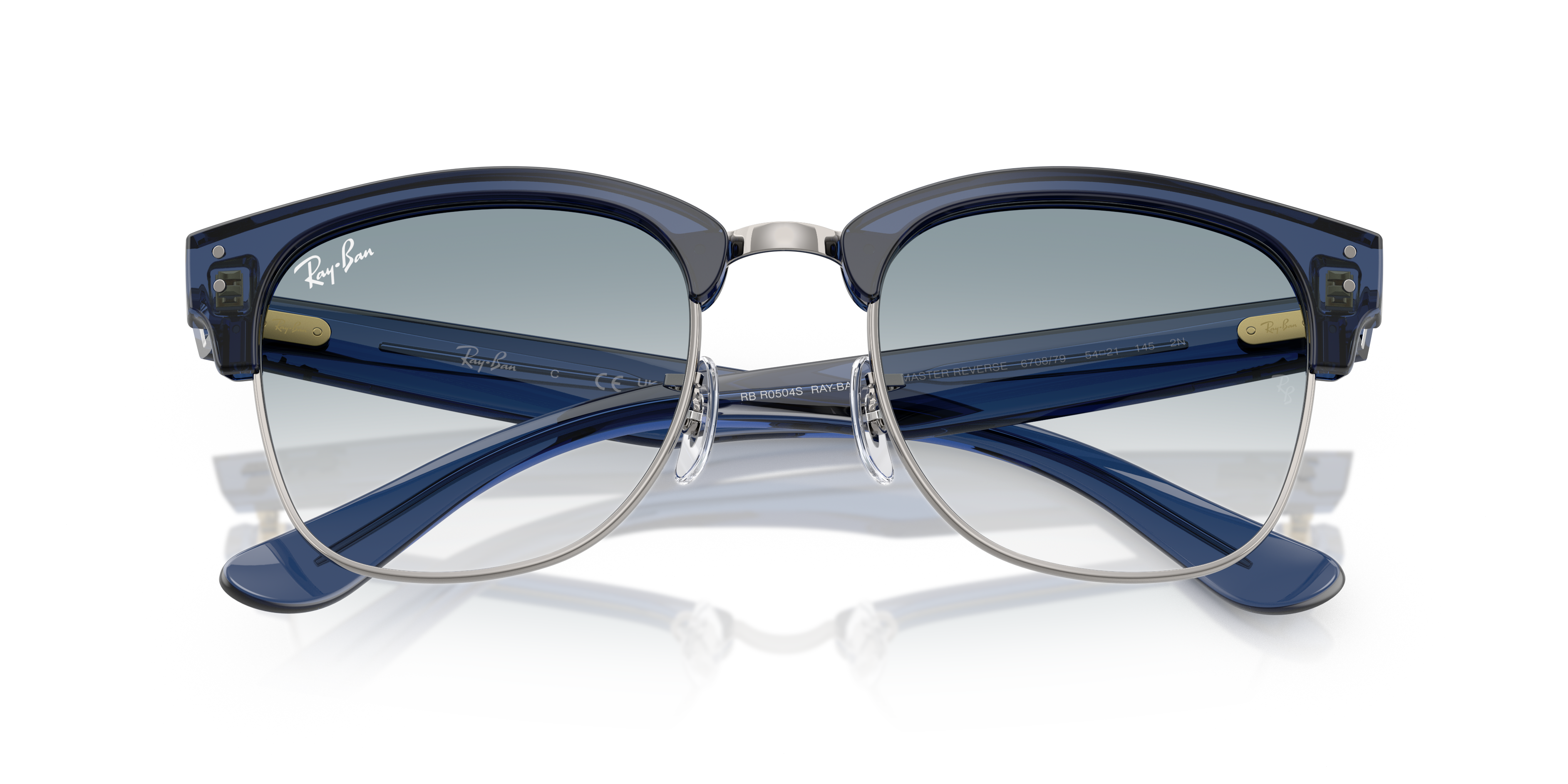 Occhiali da sole Ray-Ban Clubmaster Reverse 0RBR0504S neri con dettagli oro, indossati su sfondo neutro