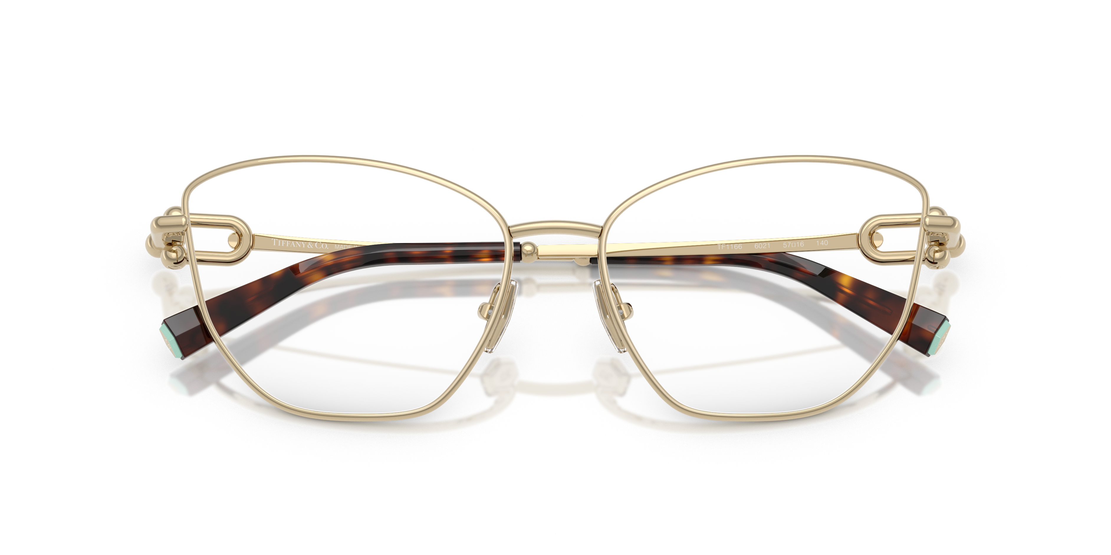 Donna che indossa occhiali da sole Tiffany TF1166 neri con aste color oro pallido, che riflettono la luce del sole in un cont