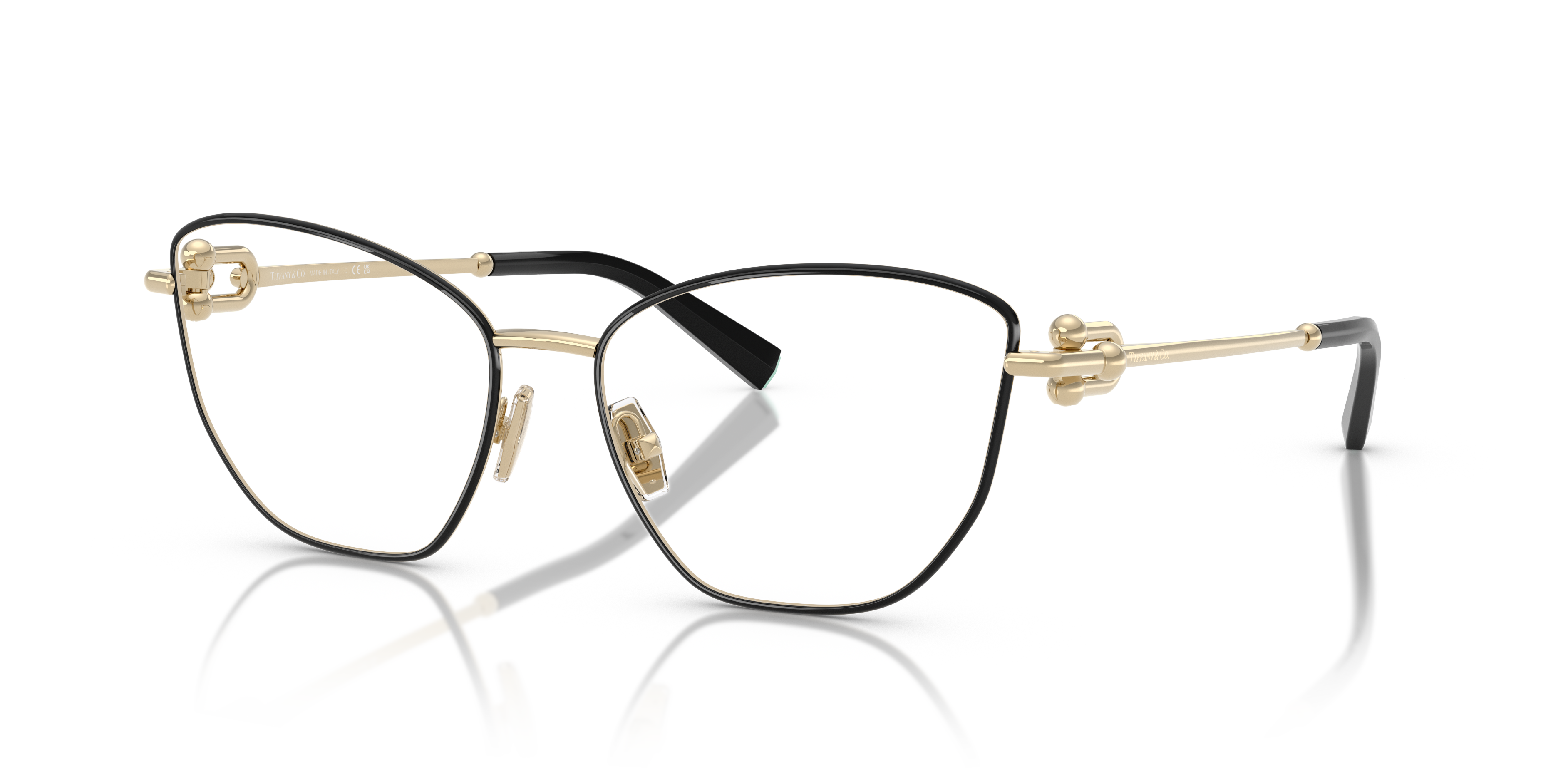 Donna che indossa occhiali da sole Tiffany TF1166 neri con aste color oro pallido, che riflettono la luce del sole in un cont