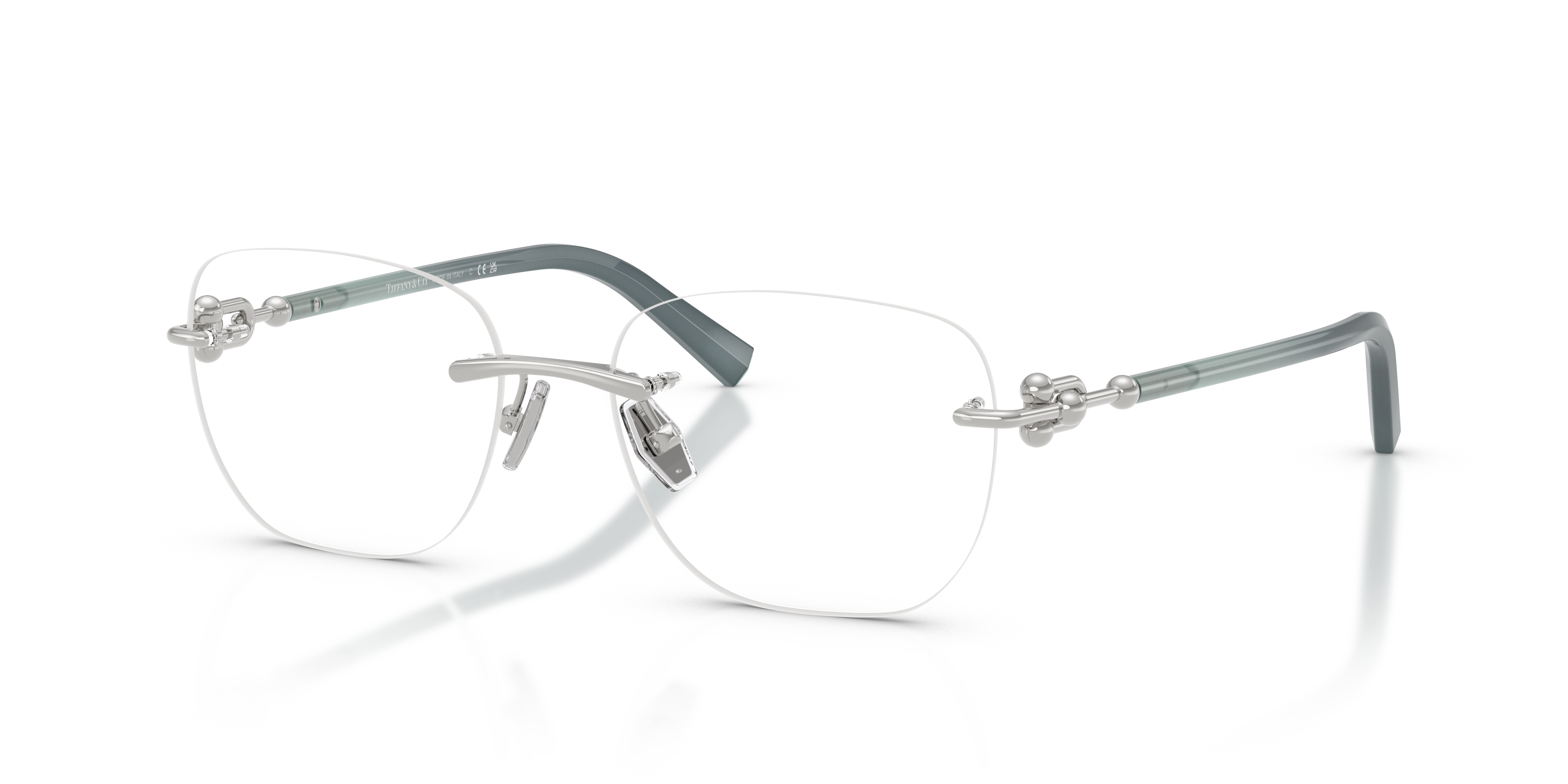 Occhiali da sole Tiffany & Co. TF1170D Silver con montatura metallica argento e lenti scure, indossati da una persona, con lo