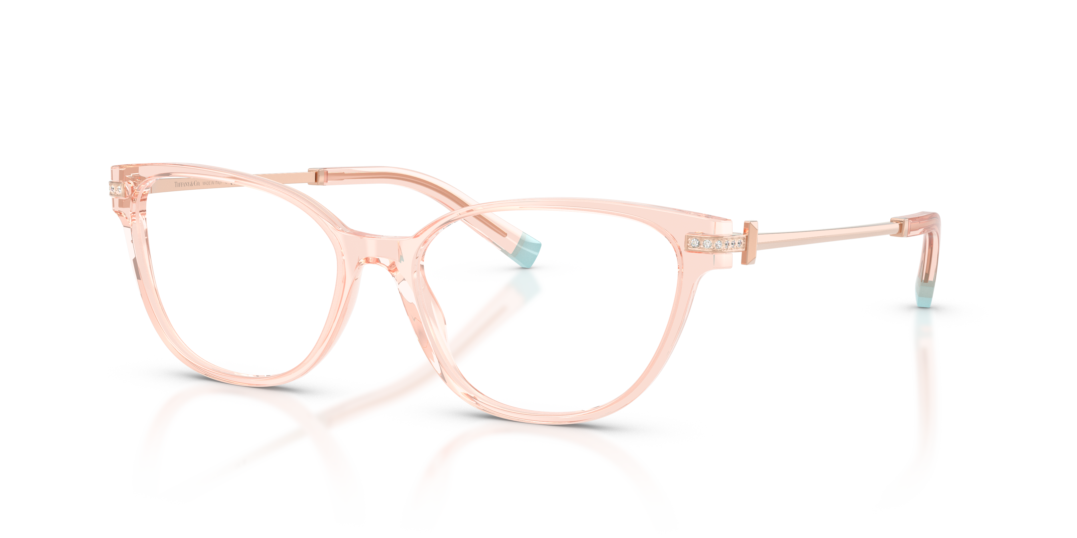 Occhiali da sole Tiffany & Co. modello TF2223B in colore Crystal Nude indossati da una donna, con dettagli delle aste e lenti