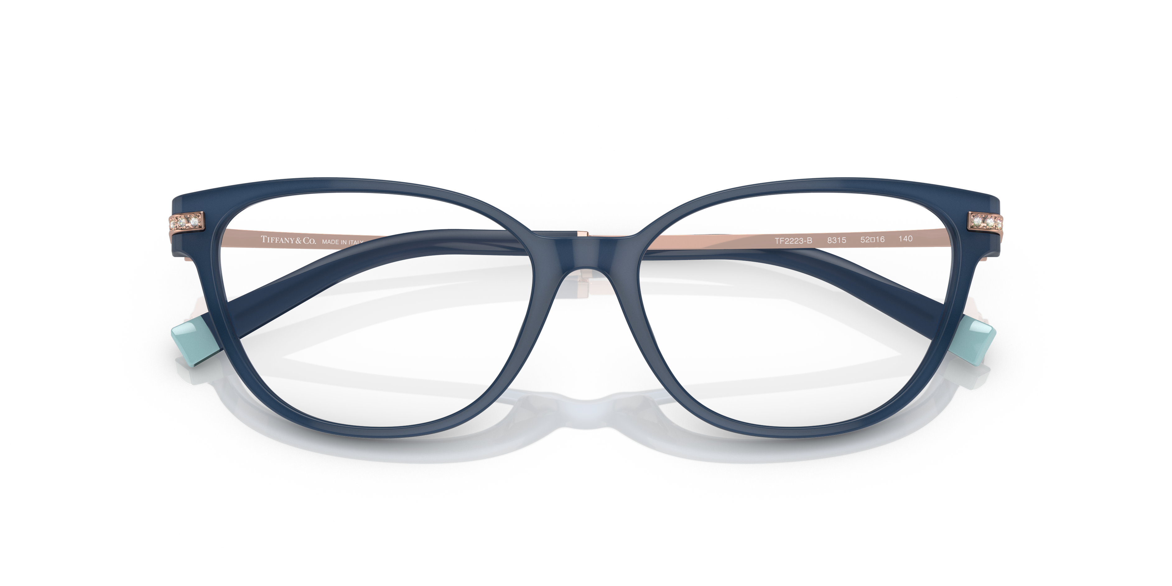 Occhiali da sole Tiffany & Co. modello TF2223B in colore Crystal Nude indossati da una donna, con dettagli delle aste e lenti