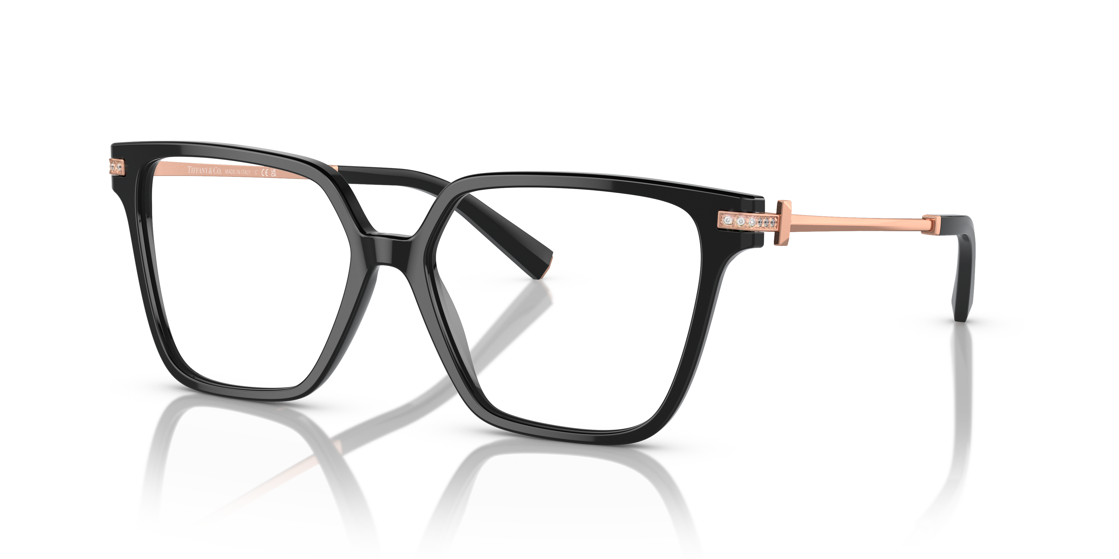 Occhiali da sole Tiffany & Co. modello 0TF2234B neri da donna, appoggiati su una superficie chiara, con lenti scure e aste lu