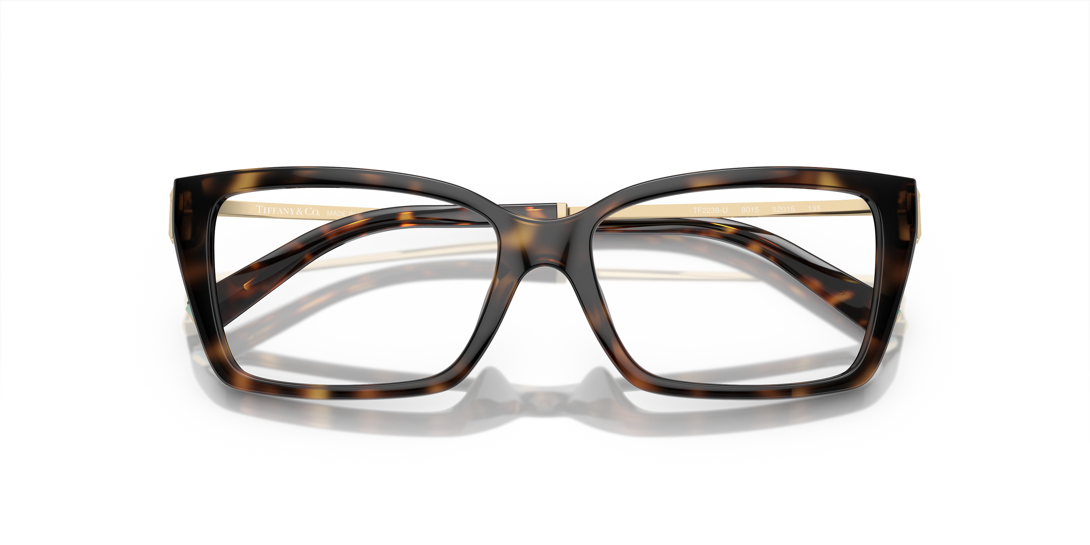 Occhiali da sole Tiffany & Co. modello TF2239U di colore Burgundy, montatura in acetato leggermente squadrata, indossati su u