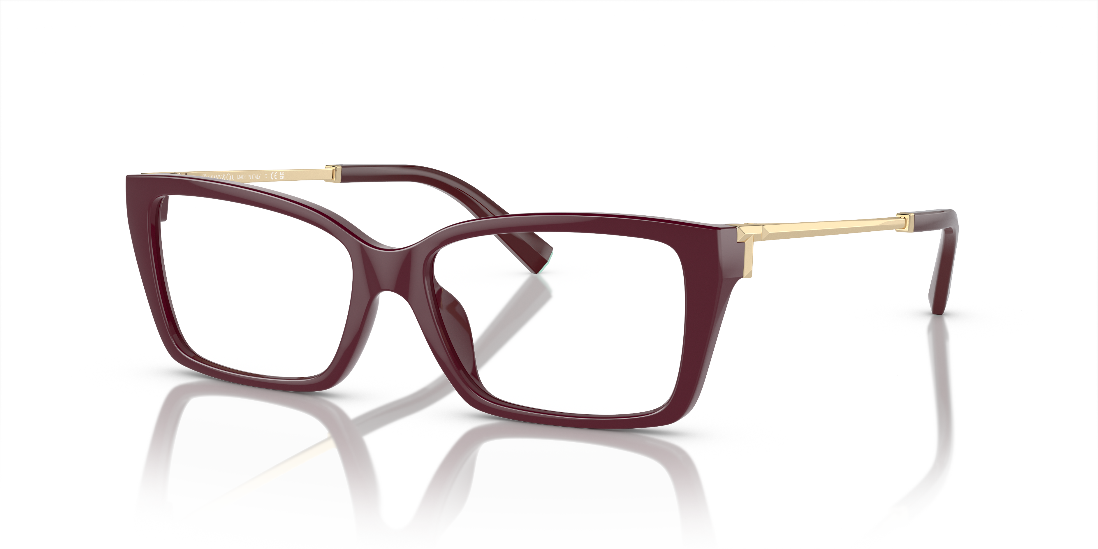 Occhiali da sole Tiffany & Co. modello TF2239U di colore Burgundy, montatura in acetato leggermente squadrata, indossati su u