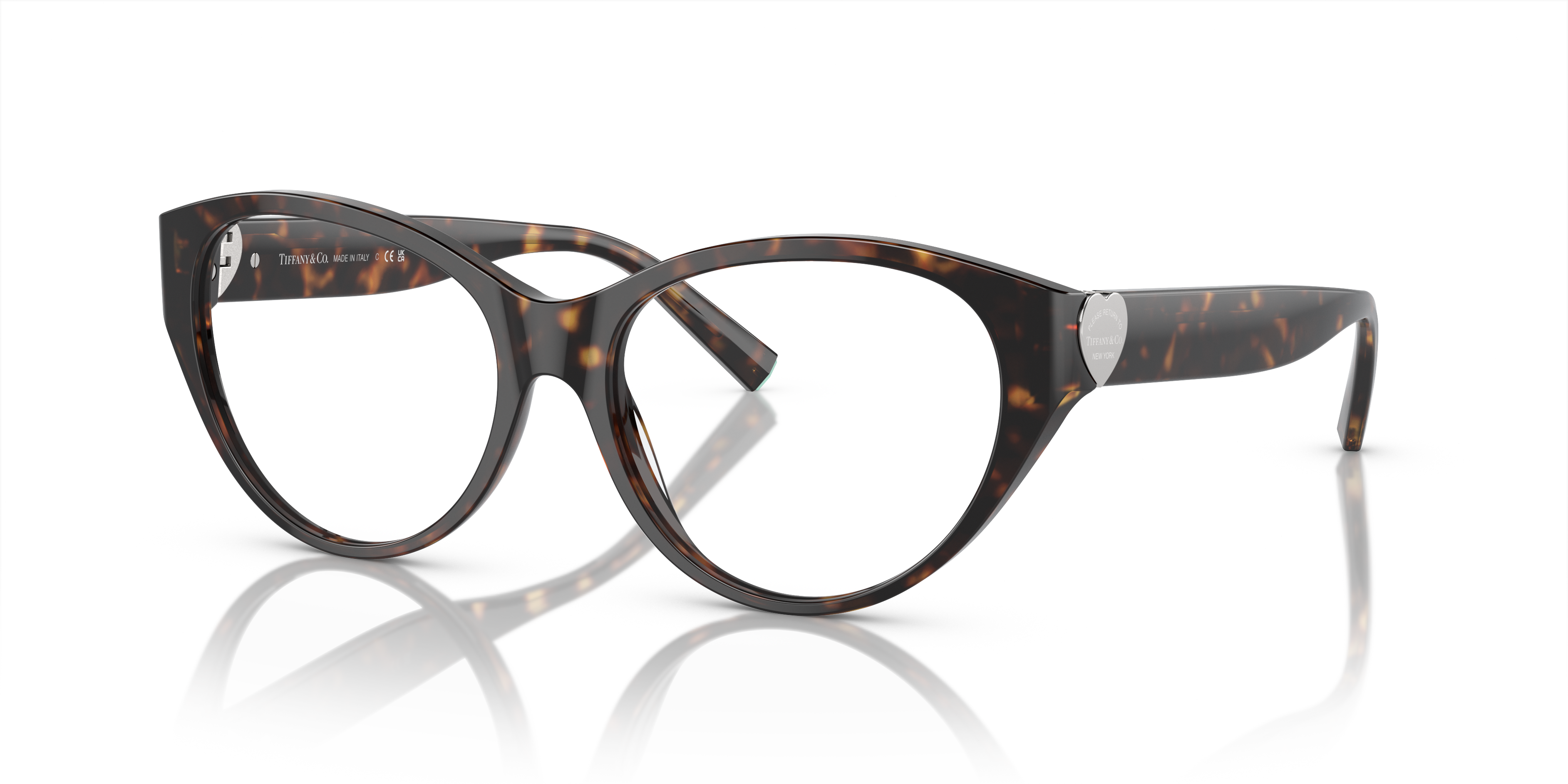Occhiali da sole Tiffany TF2244 da donna con montatura Havana e lenti scure, appoggiati su una superficie chiara.