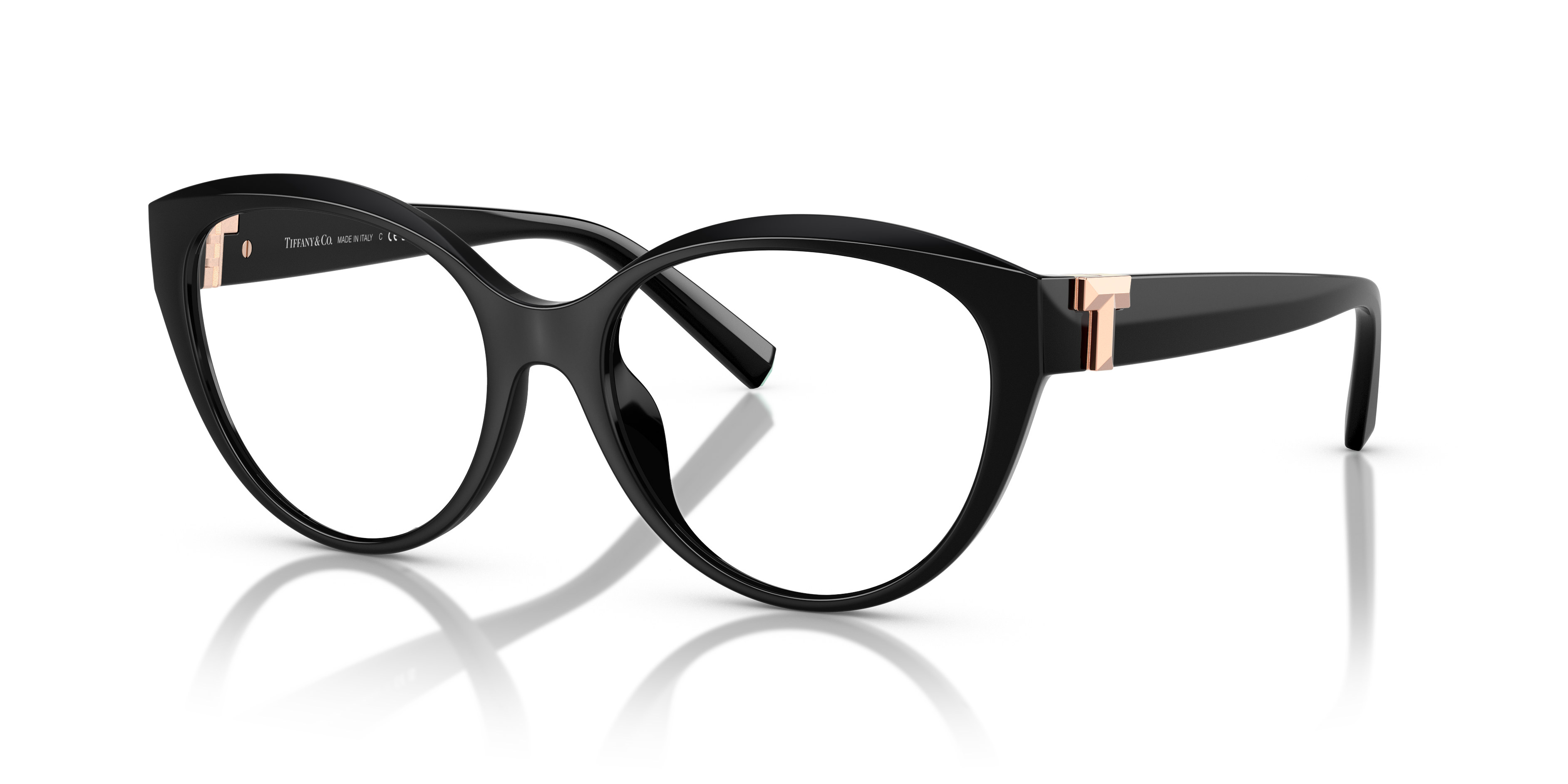 Occhiali da sole Tiffany TF2255U neri da donna con montatura cat-eye e logo argento sulle aste, poggiano su una superficie ch