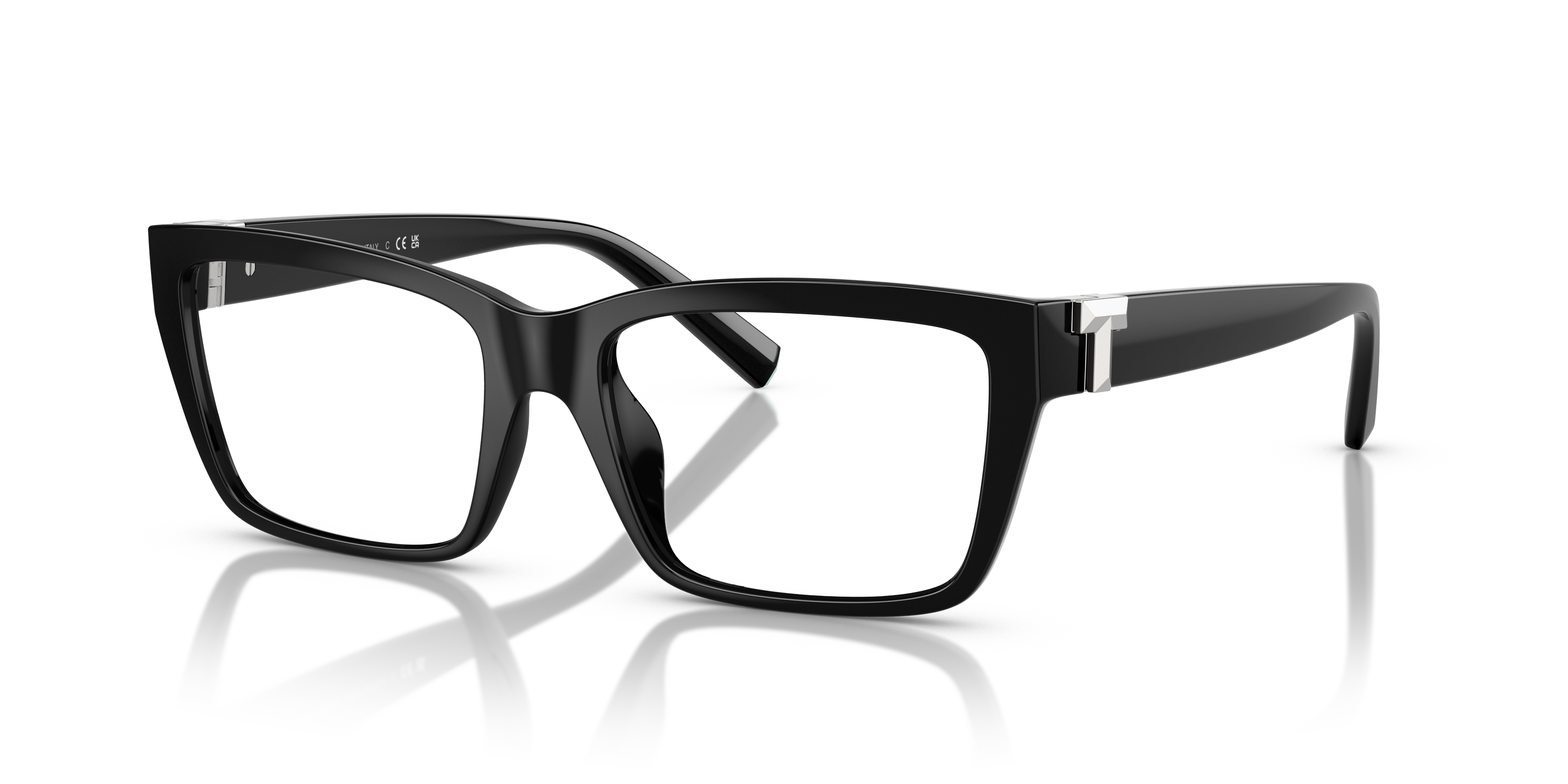 Occhiali da sole Tiffany & Co. TF2256U neri da donna, modello a farfalla, montatura in acetato su sfondo neutro.