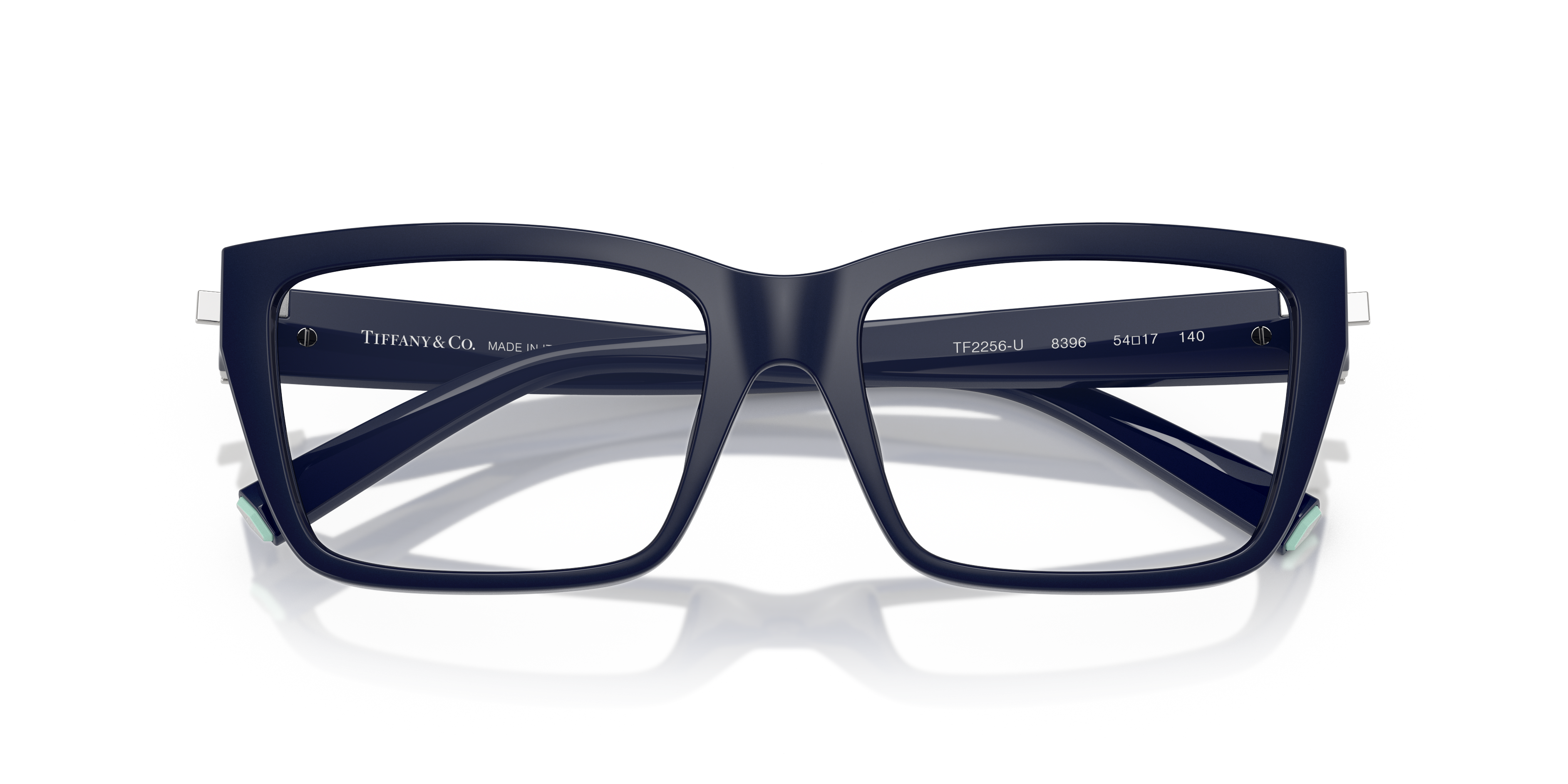 Occhiali da sole Tiffany & Co. TF2256U neri da donna, modello a farfalla, montatura in acetato su sfondo neutro.