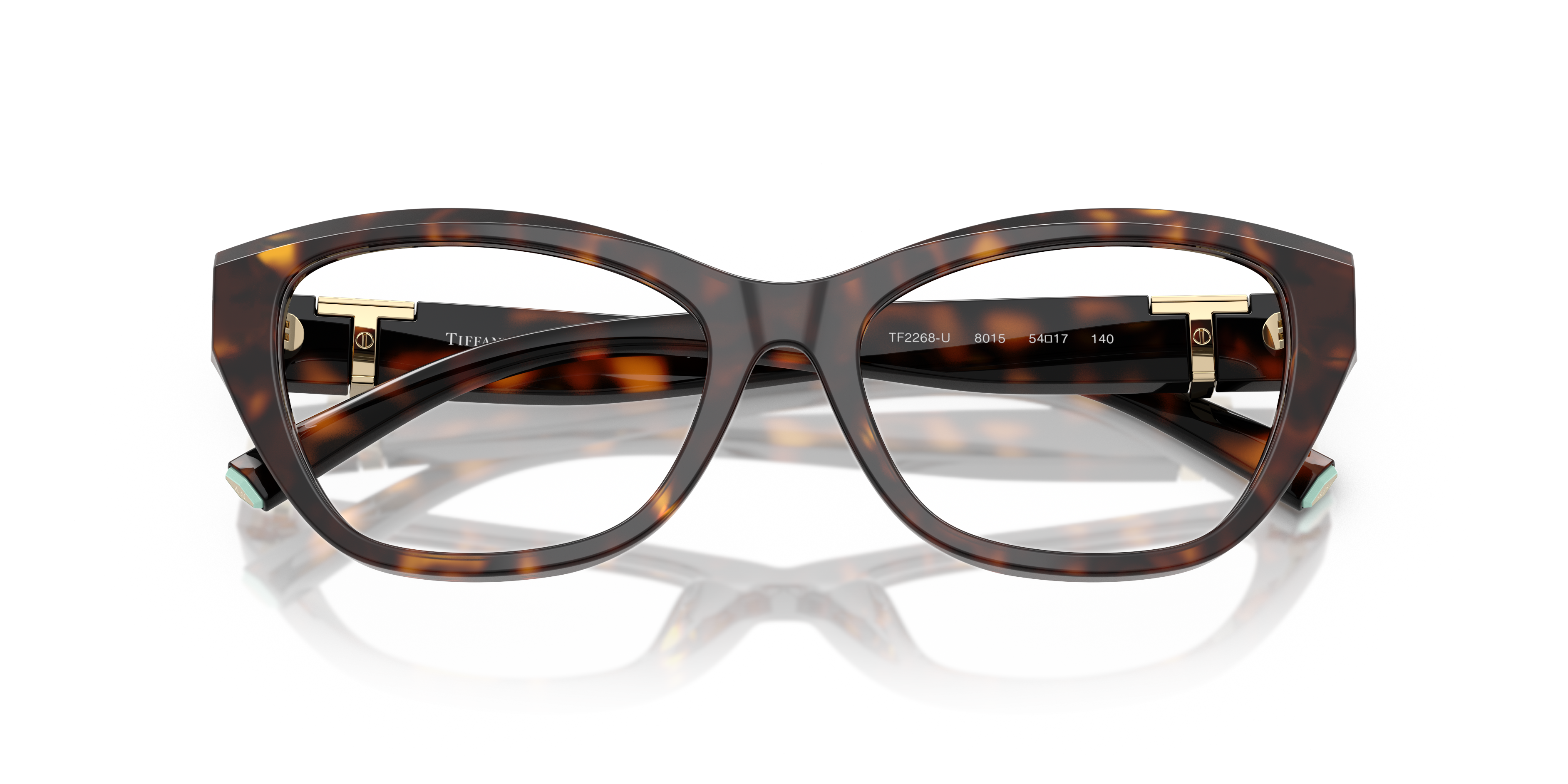 Occhiali da sole Tiffany & Co. modello TF2268U colore bordeaux indossati da una donna, con dettagli del design laterale visib