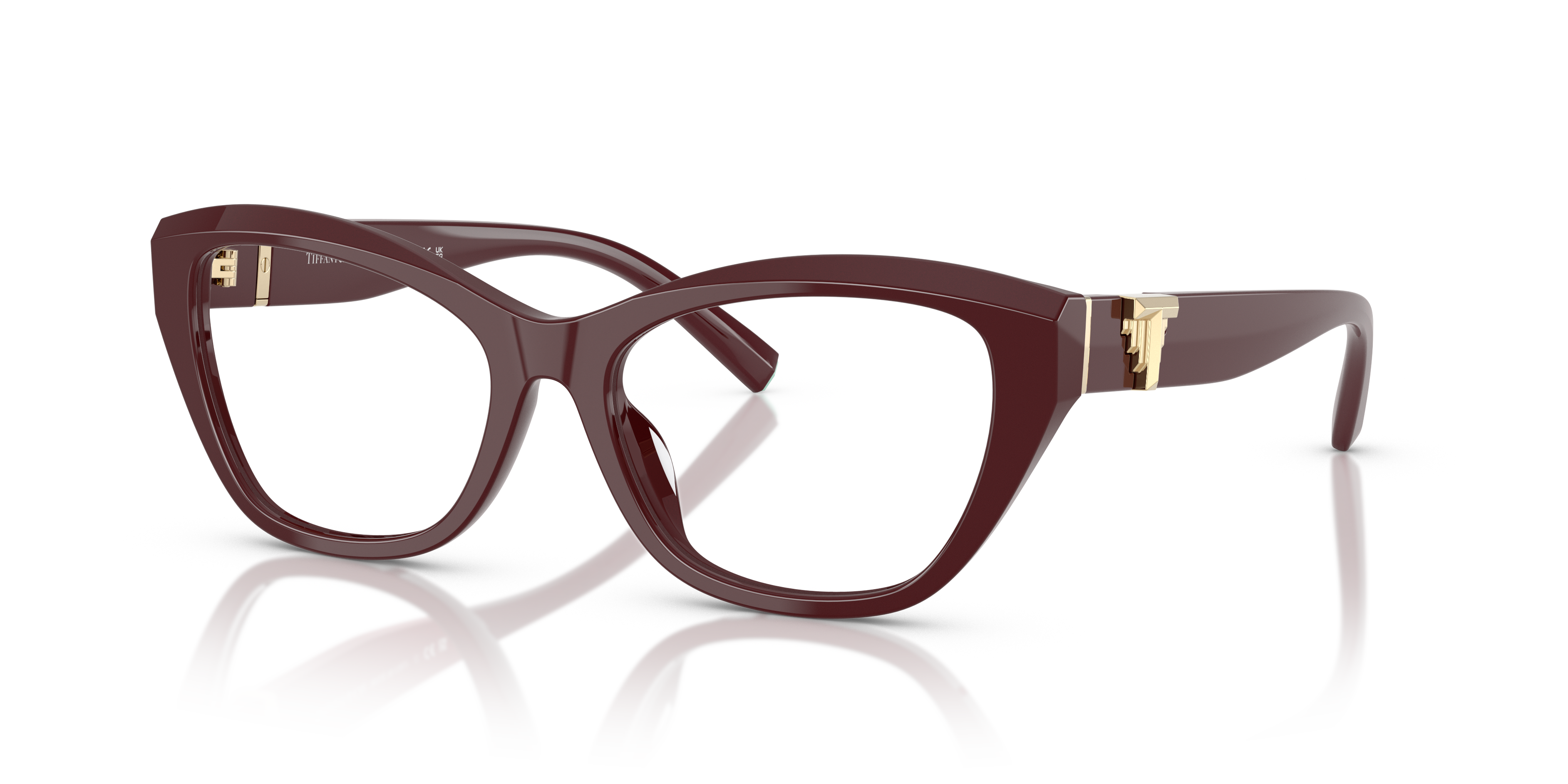 Occhiali da sole Tiffany & Co. modello TF2268U colore bordeaux indossati da una donna, con dettagli del design laterale visib