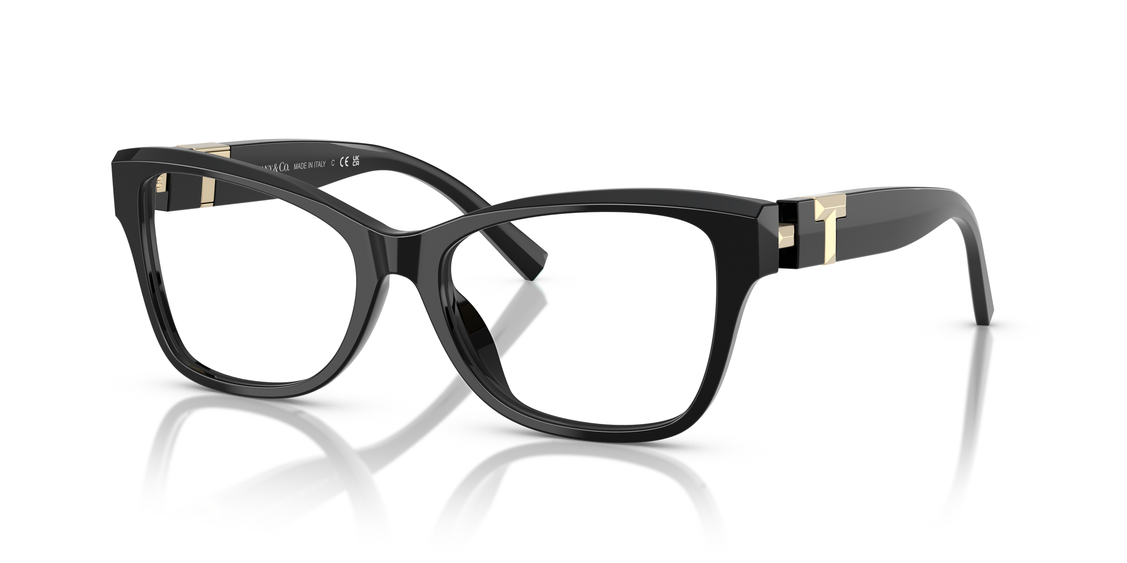 Donna con occhiali da sole Tiffany TF2272U neri, montatura squadrata audace e lenti scure, logo Tiffany visibile sull'asta