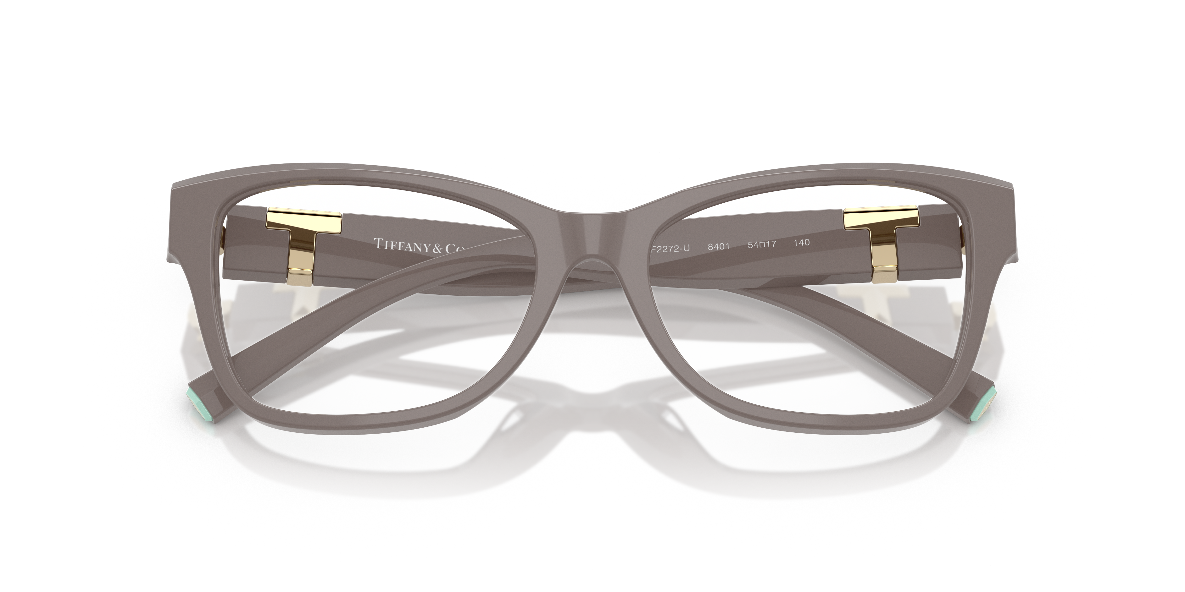Donna con occhiali da sole Tiffany TF2272U neri, montatura squadrata audace e lenti scure, logo Tiffany visibile sull'asta