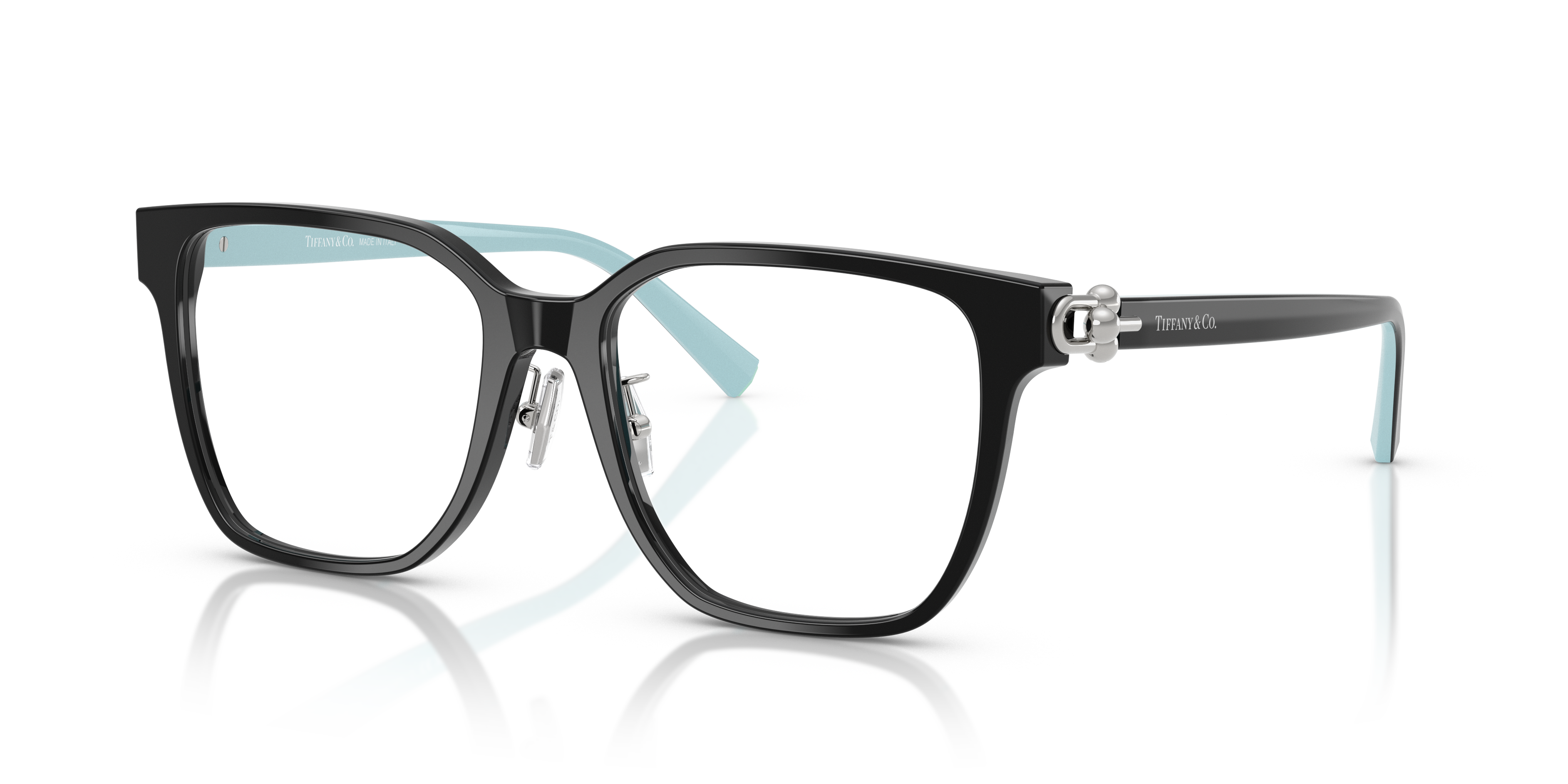 Donna con occhiali da sole Tiffany & Co. TF2274D neri, con montatura in acetato e lenti scure, in primo piano.
