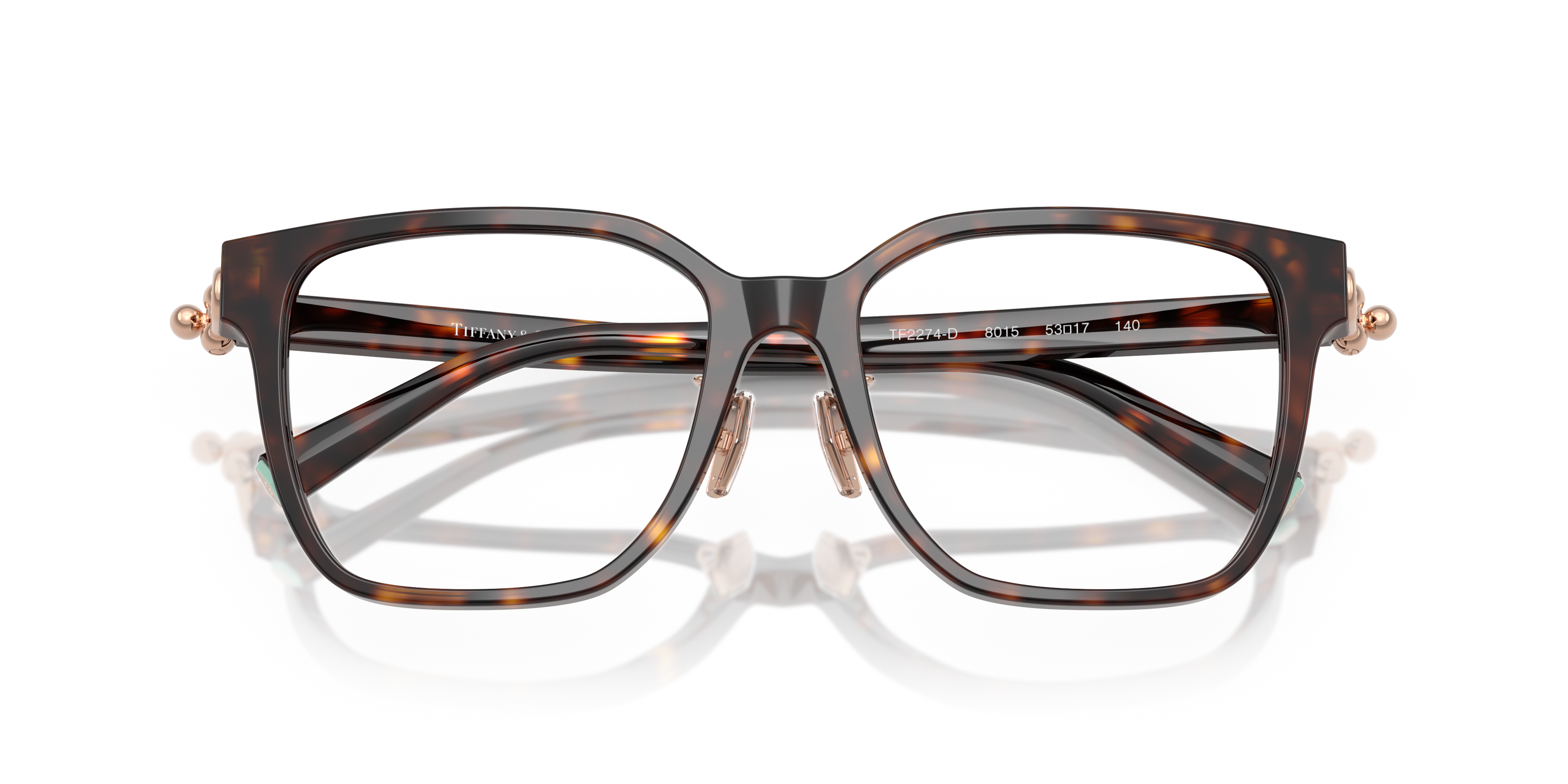 Donna con occhiali da sole Tiffany & Co. TF2274D neri, con montatura in acetato e lenti scure, in primo piano.