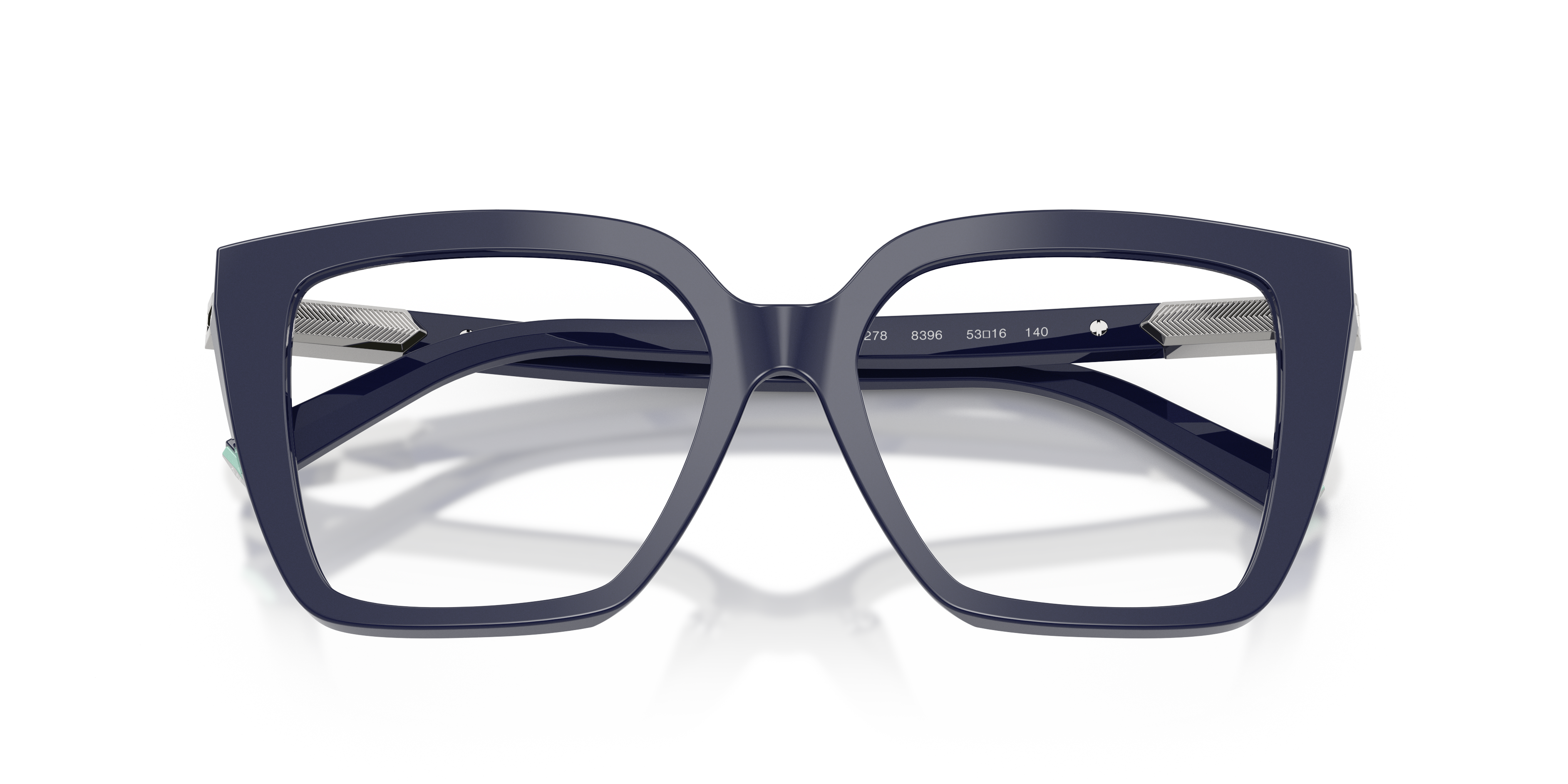Occhiali da sole Tiffany & Co. TF2278 da donna, con montatura cat-eye color Havana e lenti scure, appoggiati su superficie ch