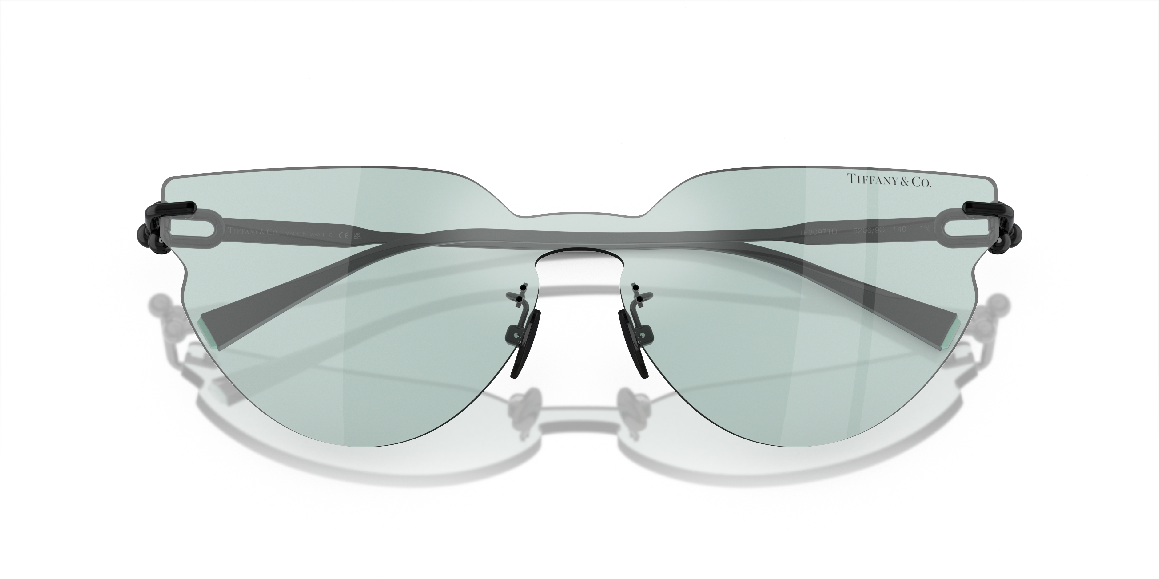 Occhiali da sole Tiffany & Co. TF3097TD neri da donna con montatura a occhio di gatto e lenti scure, mostrati frontalmente.