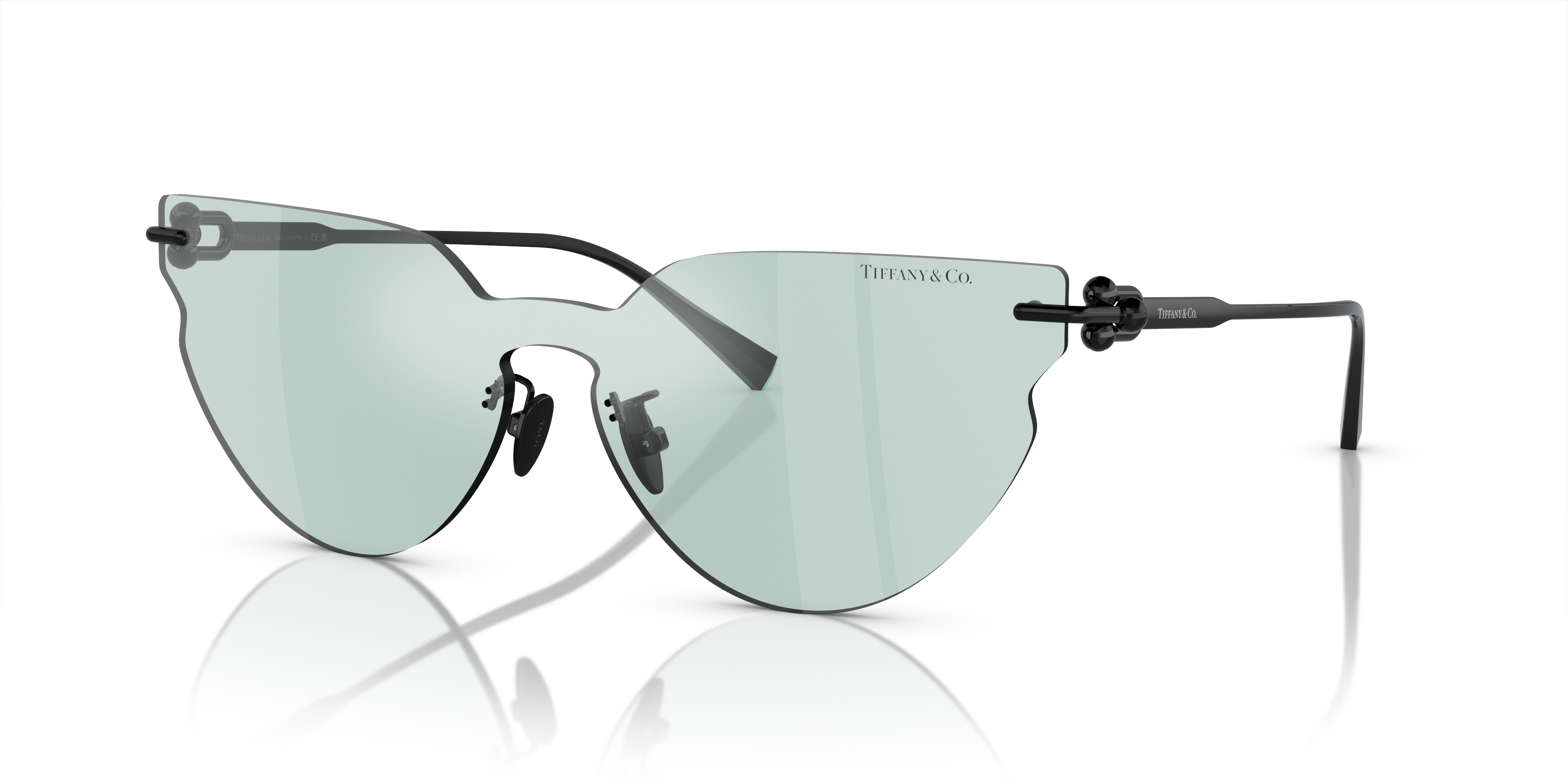 Occhiali da sole Tiffany & Co. TF3097TD neri da donna con montatura a occhio di gatto e lenti scure, mostrati frontalmente.