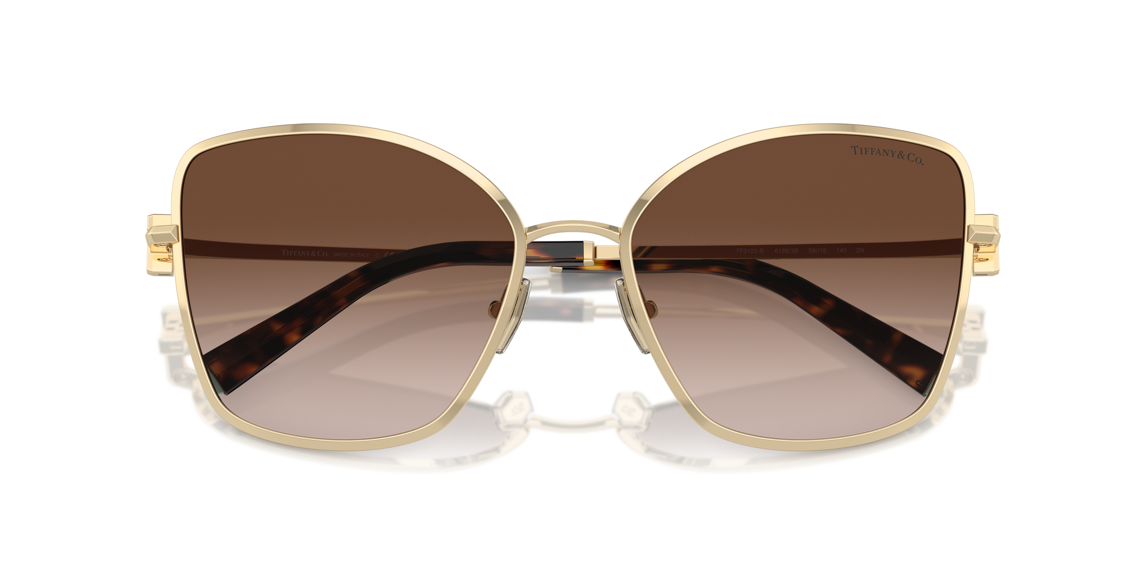 Occhiali da sole Tiffany 0TF3102B da donna color oro pallido (Pale Gold) con lenti scure, mostrati frontalmente su sfondo chi