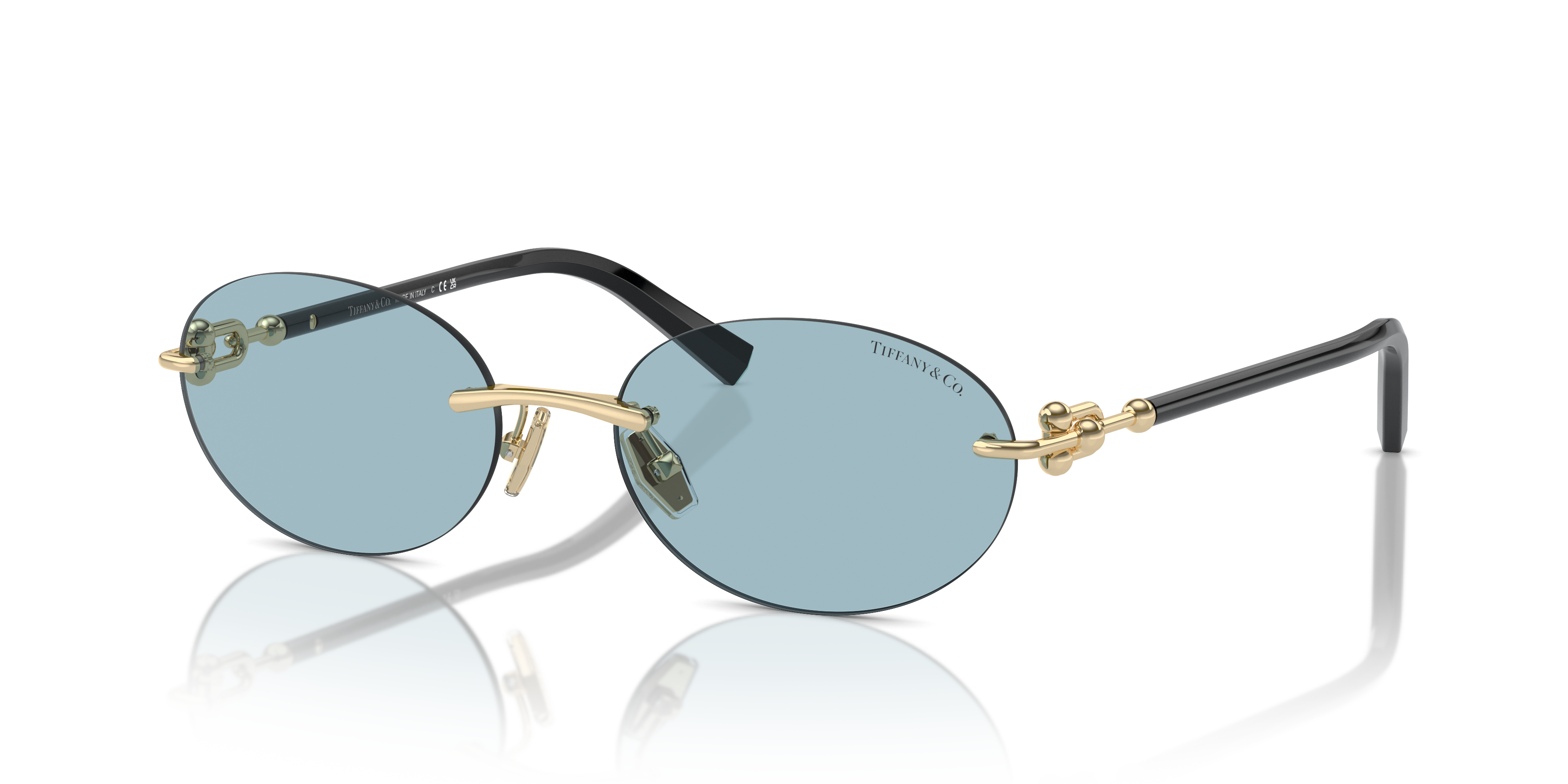 Occhiali da sole Tiffany & Co. TF3104D da donna in metallo color oro pallido, montatura a farfalla e lenti sfumate. Mostrati