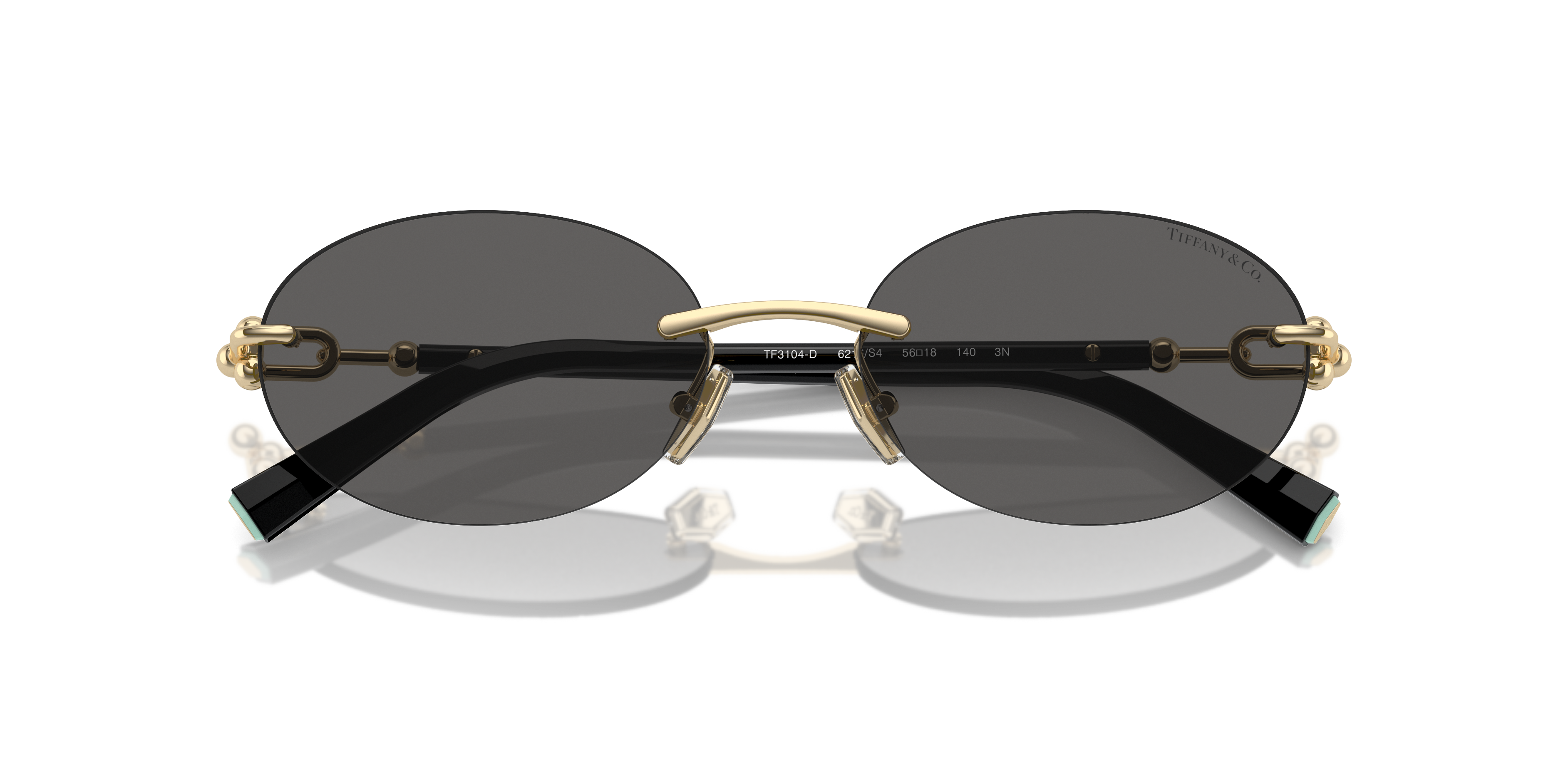 Occhiali da sole Tiffany & Co. TF3104D da donna in metallo color oro pallido, montatura a farfalla e lenti sfumate. Mostrati