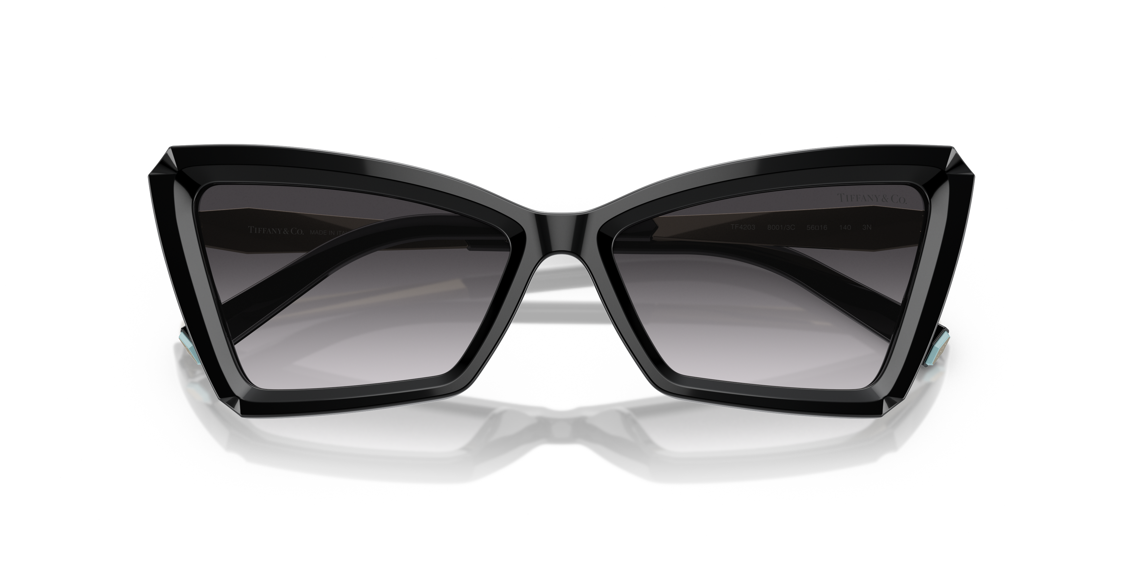 Occhiali da sole Tiffany & Co. 0TF4203 neri da donna con montatura a occhio di gatto, mostrati su una superficie chiara