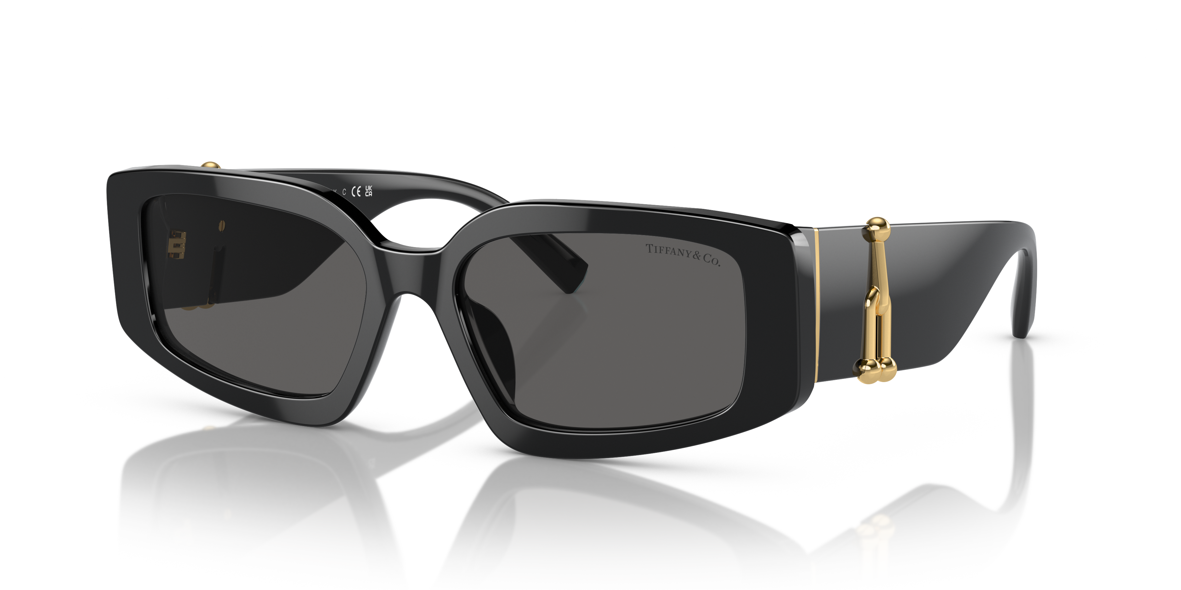 Occhiali da sole Tiffany & Co. modello 0TF4208U neri da donna, montatura cat-eye, appoggiati su superficie chiara.