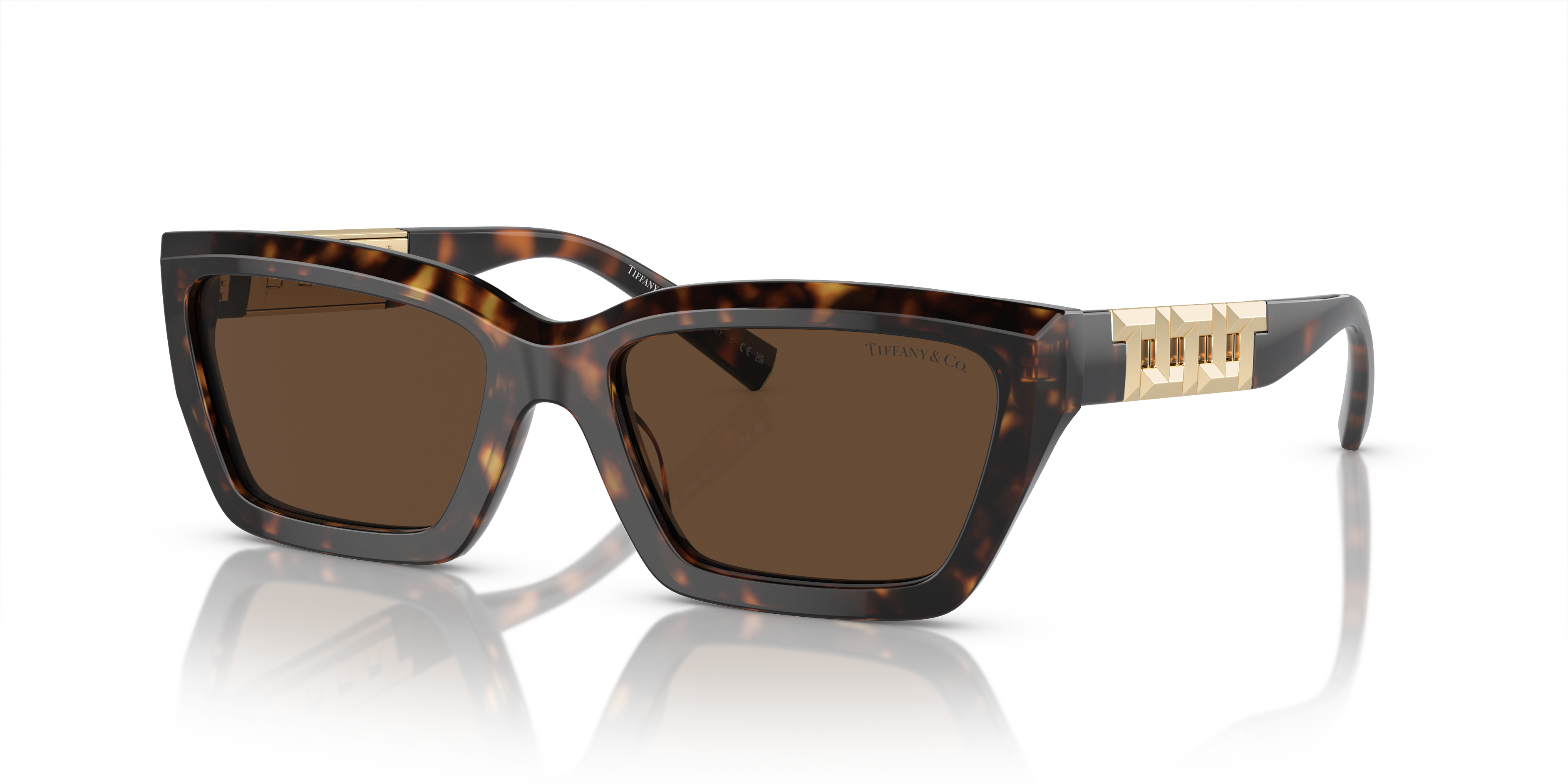 Donna con occhiali da sole Tiffany TF4213 Havana, montatura tartarugata e lenti scure, in posa elegante.