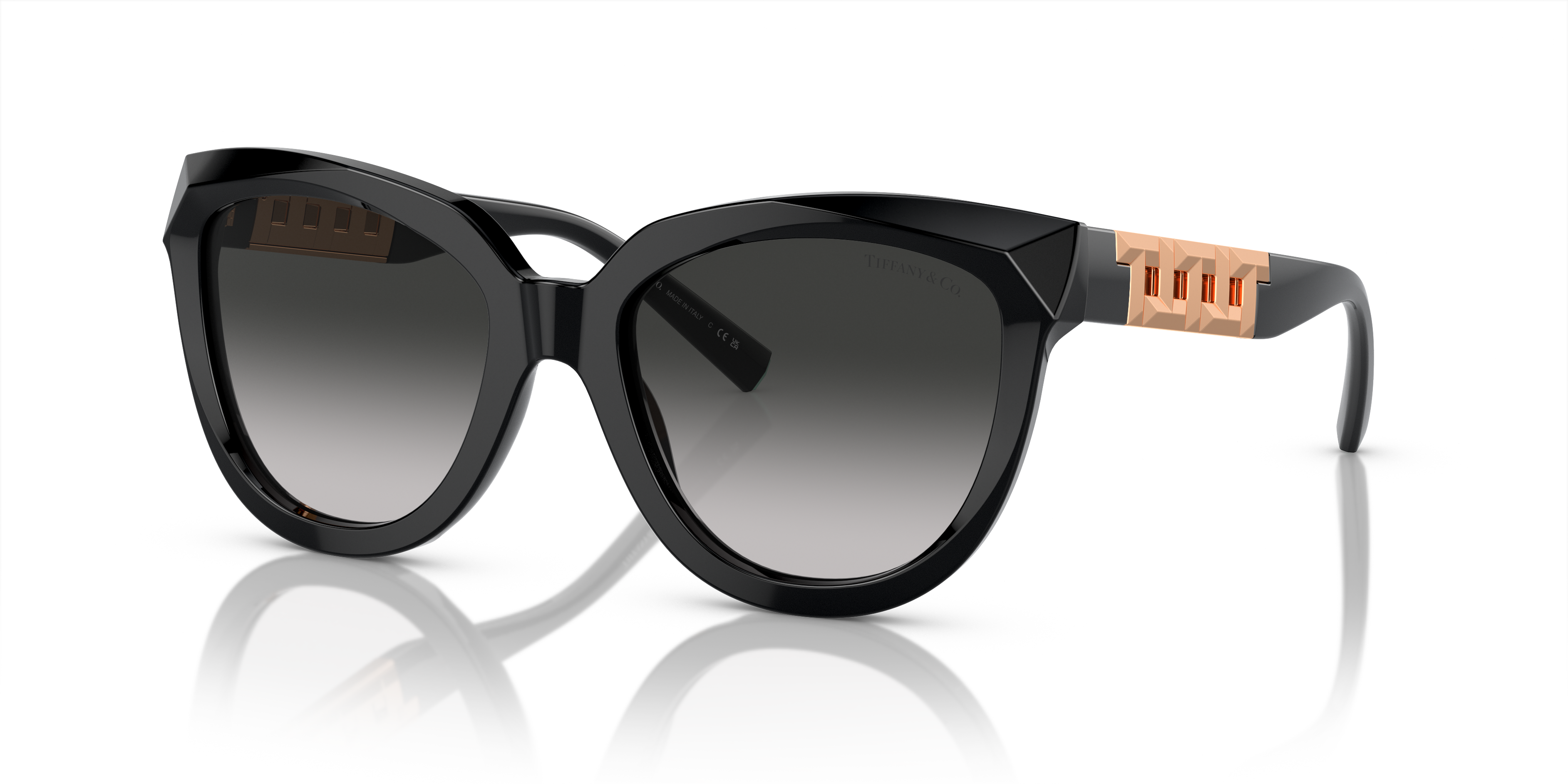 Occhiali da sole Tiffany TF4215 neri indossati da una donna, con montatura in acetato lucido e lenti scure, il logo Tiffany &