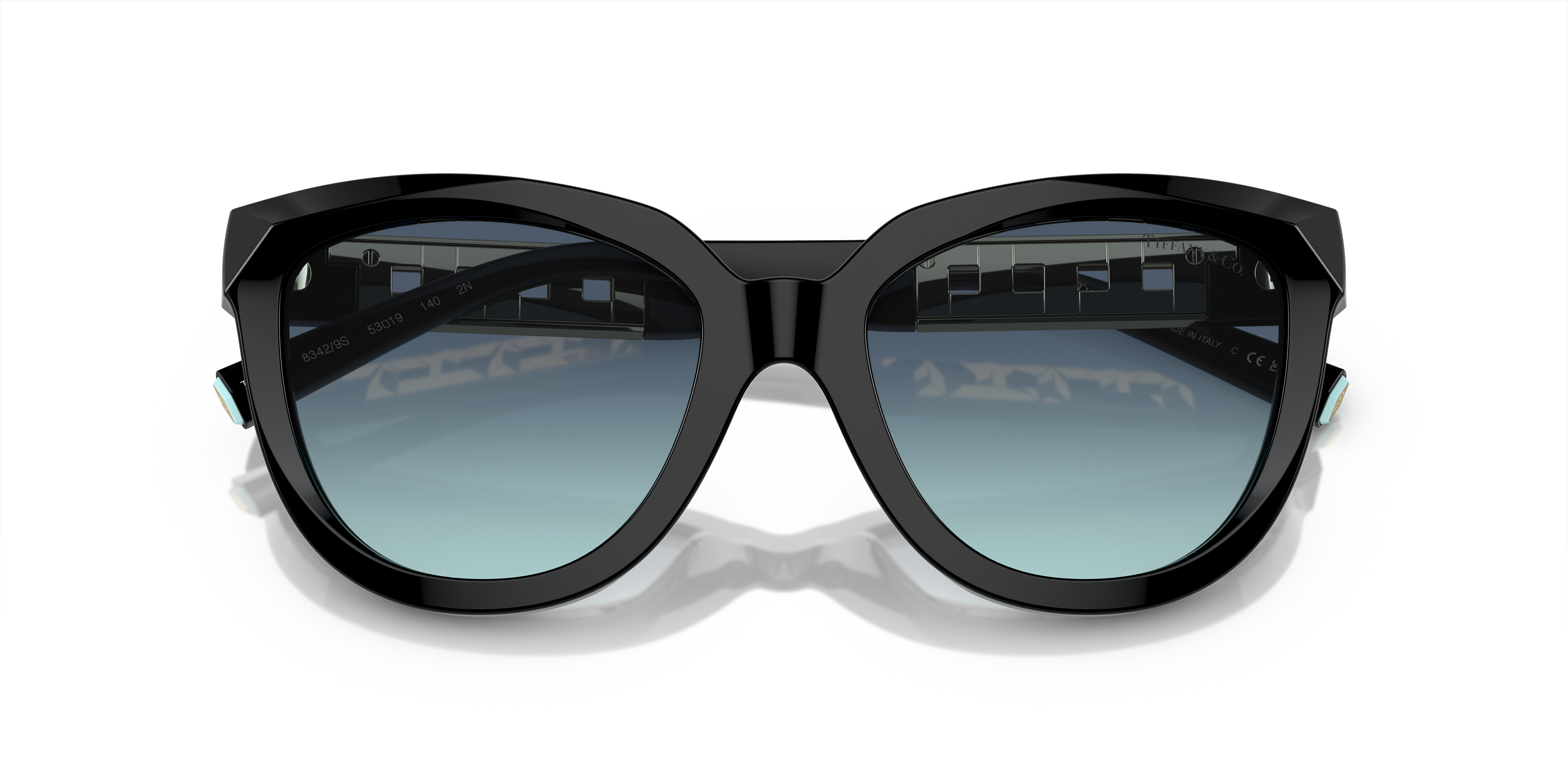 Occhiali da sole Tiffany TF4215 neri indossati da una donna, con montatura in acetato lucido e lenti scure, il logo Tiffany &