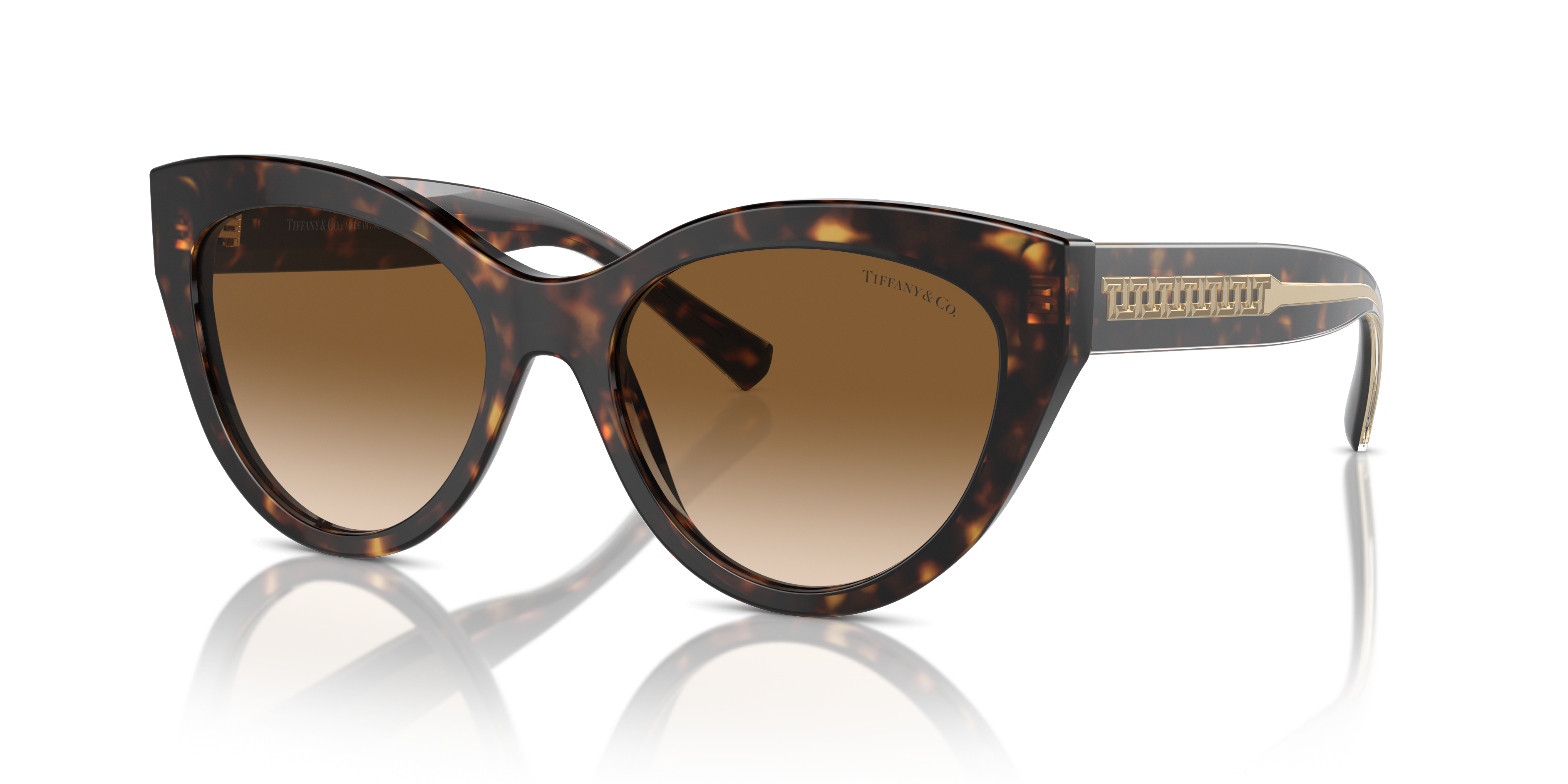 Occhiali da sole da donna Tiffany TF4220 Havana appoggiati su una superficie chiara, che mostra la montatura tartarugata e le