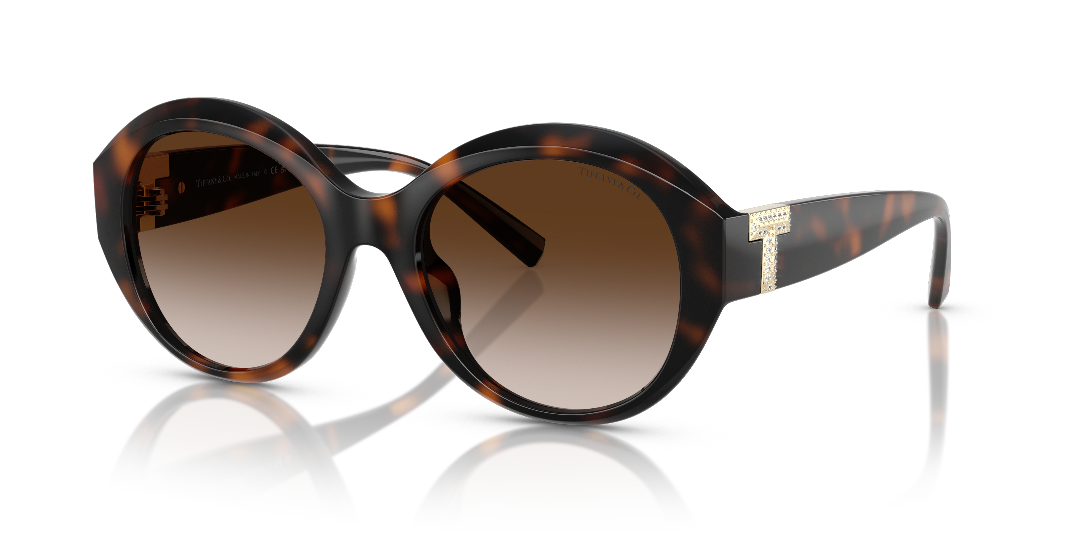 Occhiali da sole da donna Tiffany & Co. TF4227BU colore Havana con lenti sfumate, su sfondo neutro chiaro.