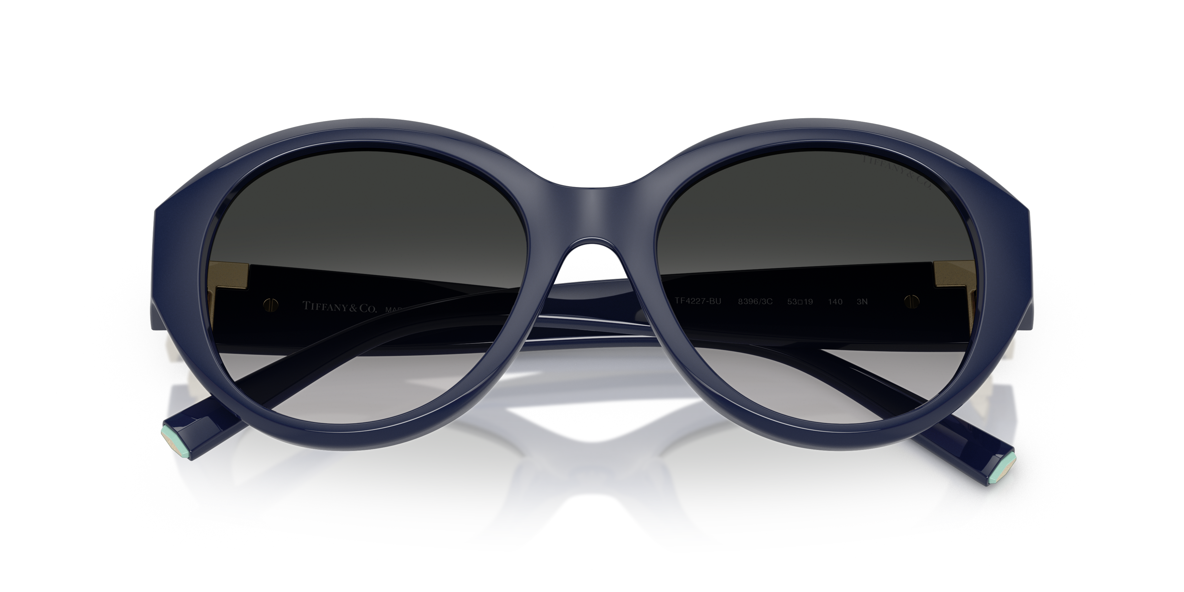 Occhiali da sole da donna Tiffany & Co. TF4227BU colore Havana con lenti sfumate, su sfondo neutro chiaro.