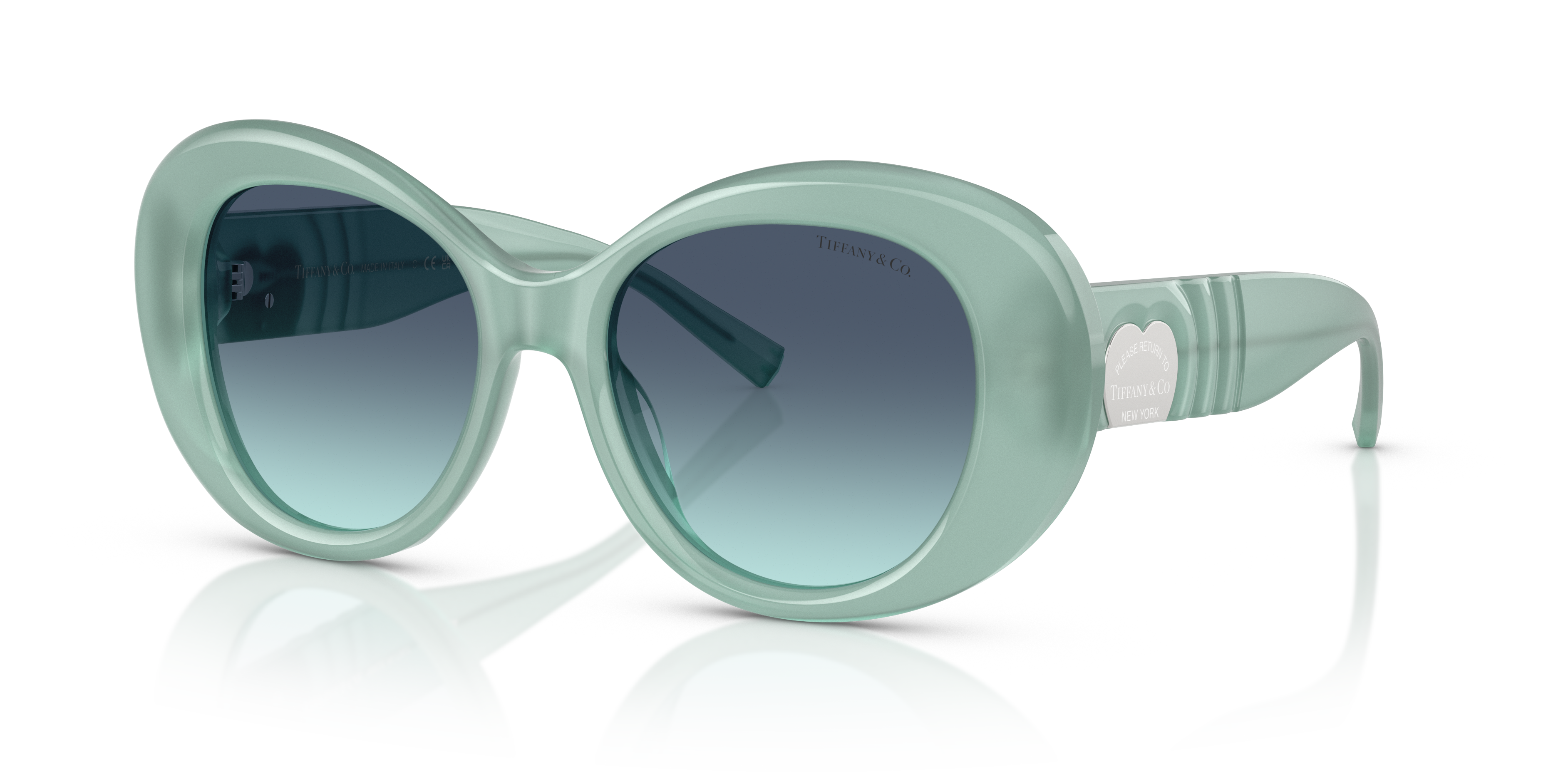 Occhiali da sole Tiffany & Co. modello TF4228 da donna, montatura azzurro opalino e lenti scure, posti su una superficie chia