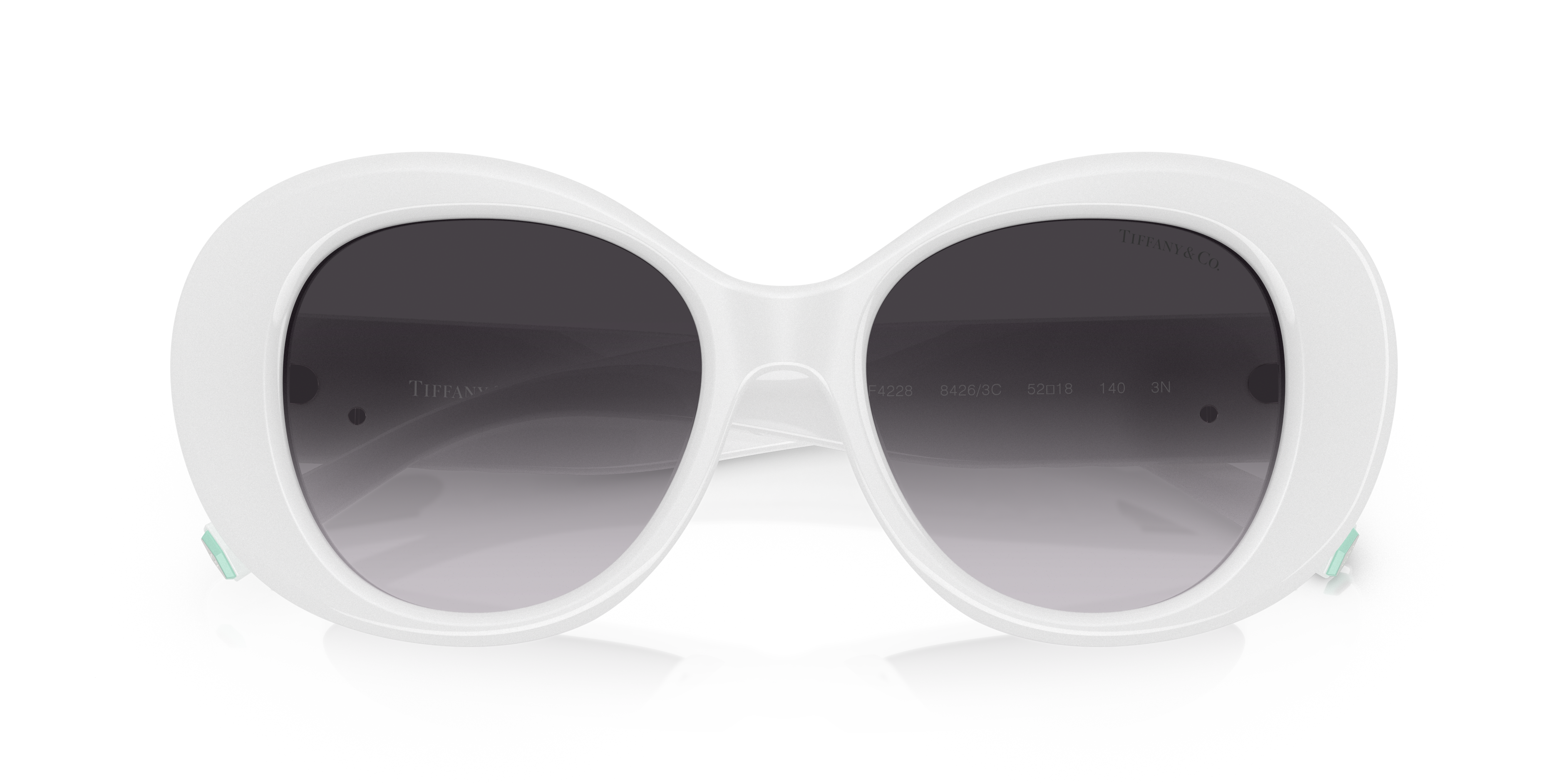 Occhiali da sole Tiffany & Co. modello TF4228 da donna, montatura azzurro opalino e lenti scure, posti su una superficie chia