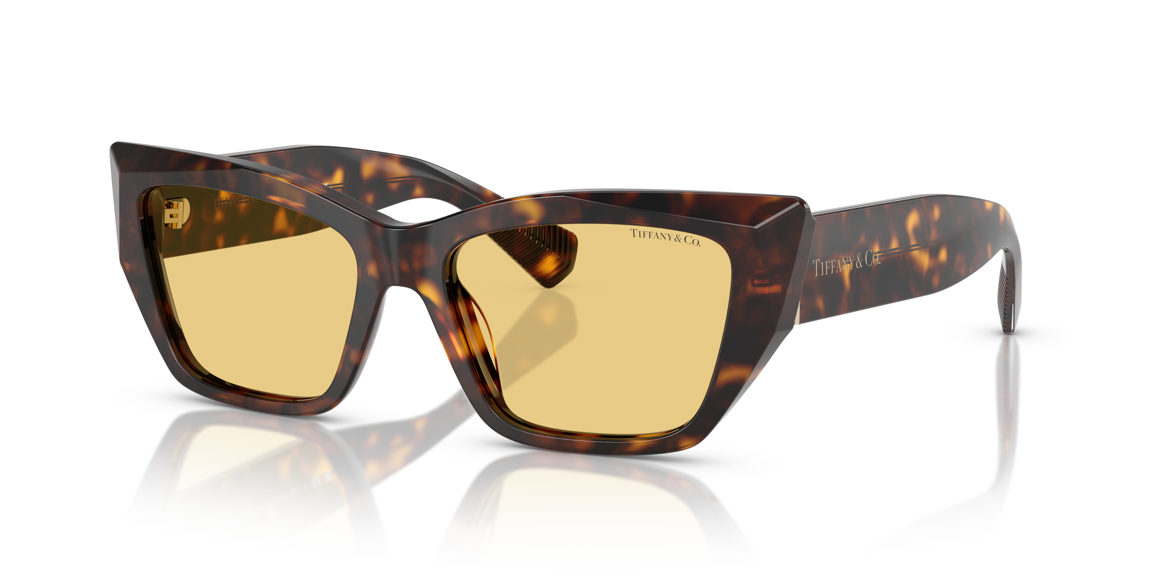 Occhiali da sole Tiffany & Co. TF4230 Havana da donna, in acetato con lenti marroni sfumate, posati su una superficie chiara