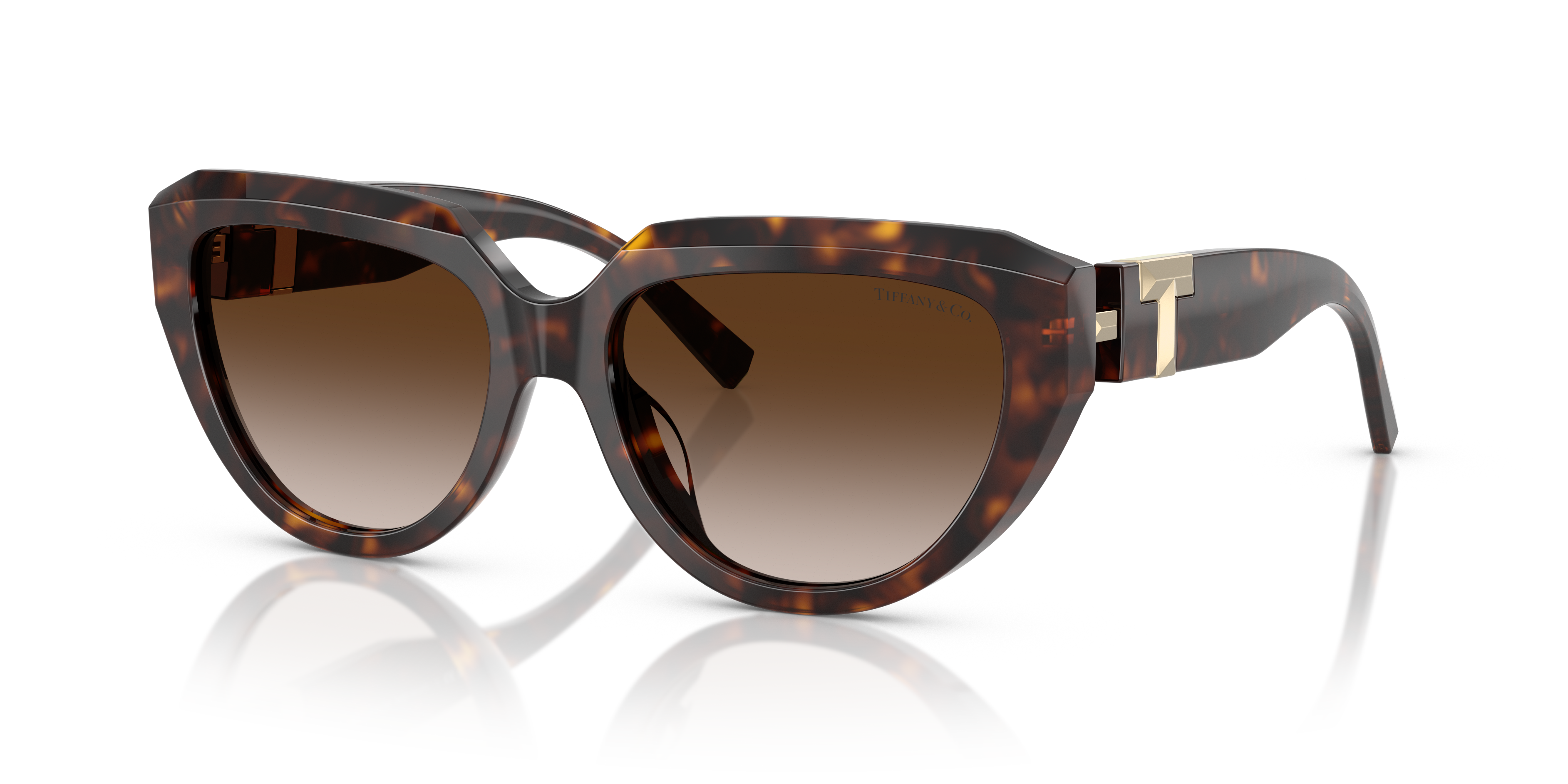 Occhiali da sole Tiffany TF4238U modello cat-eye di colore Havana con lenti marroni, indossati da una donna.