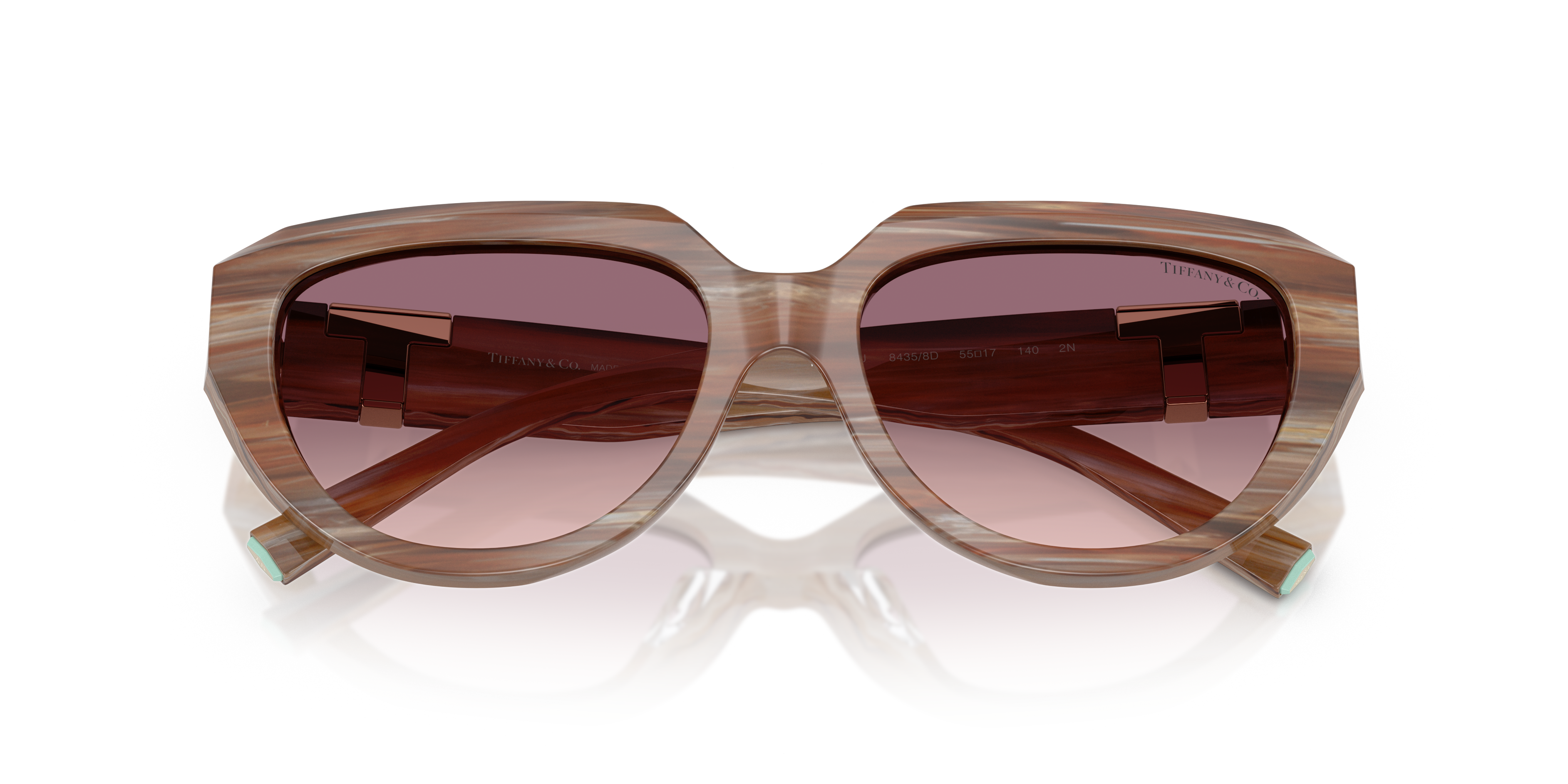 Occhiali da sole Tiffany TF4238U modello cat-eye di colore Havana con lenti marroni, indossati da una donna.