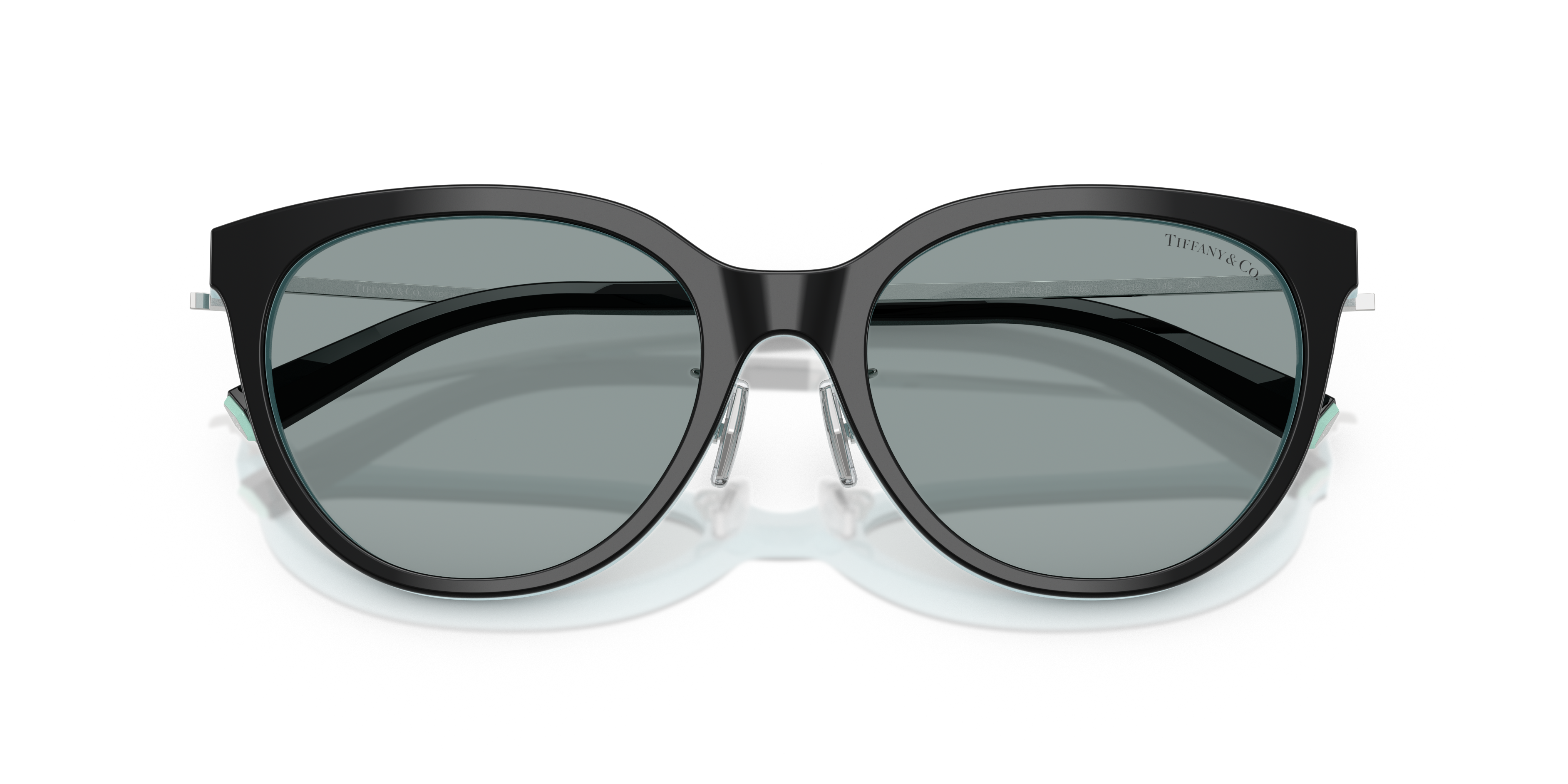 Donna che indossa occhiali da sole Tiffany TF4243D neri, con montatura in acetato e dettagli argento sulle aste, su sfondo ch