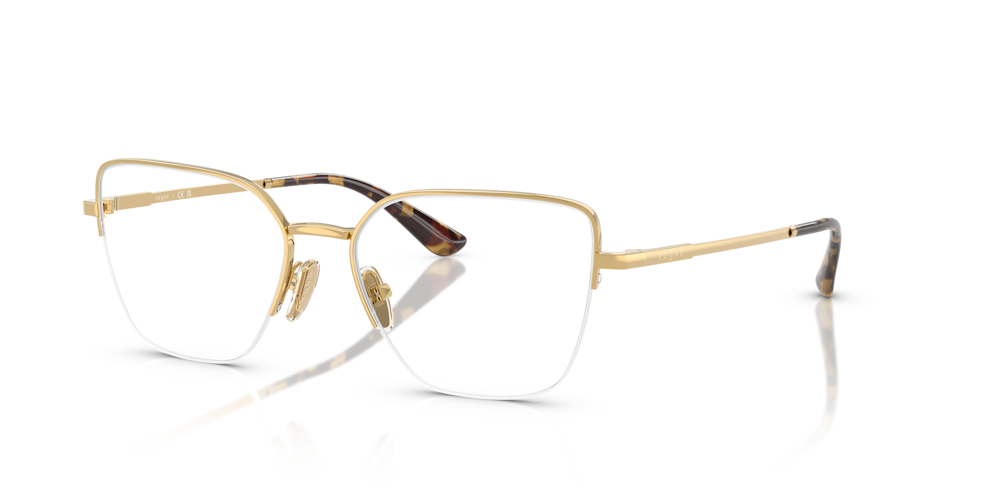 Donna con occhiali da sole Vogue Eyewear VO4331 Gold, montatura dorata sottile in metallo, lenti scure, su sfondo luminoso.