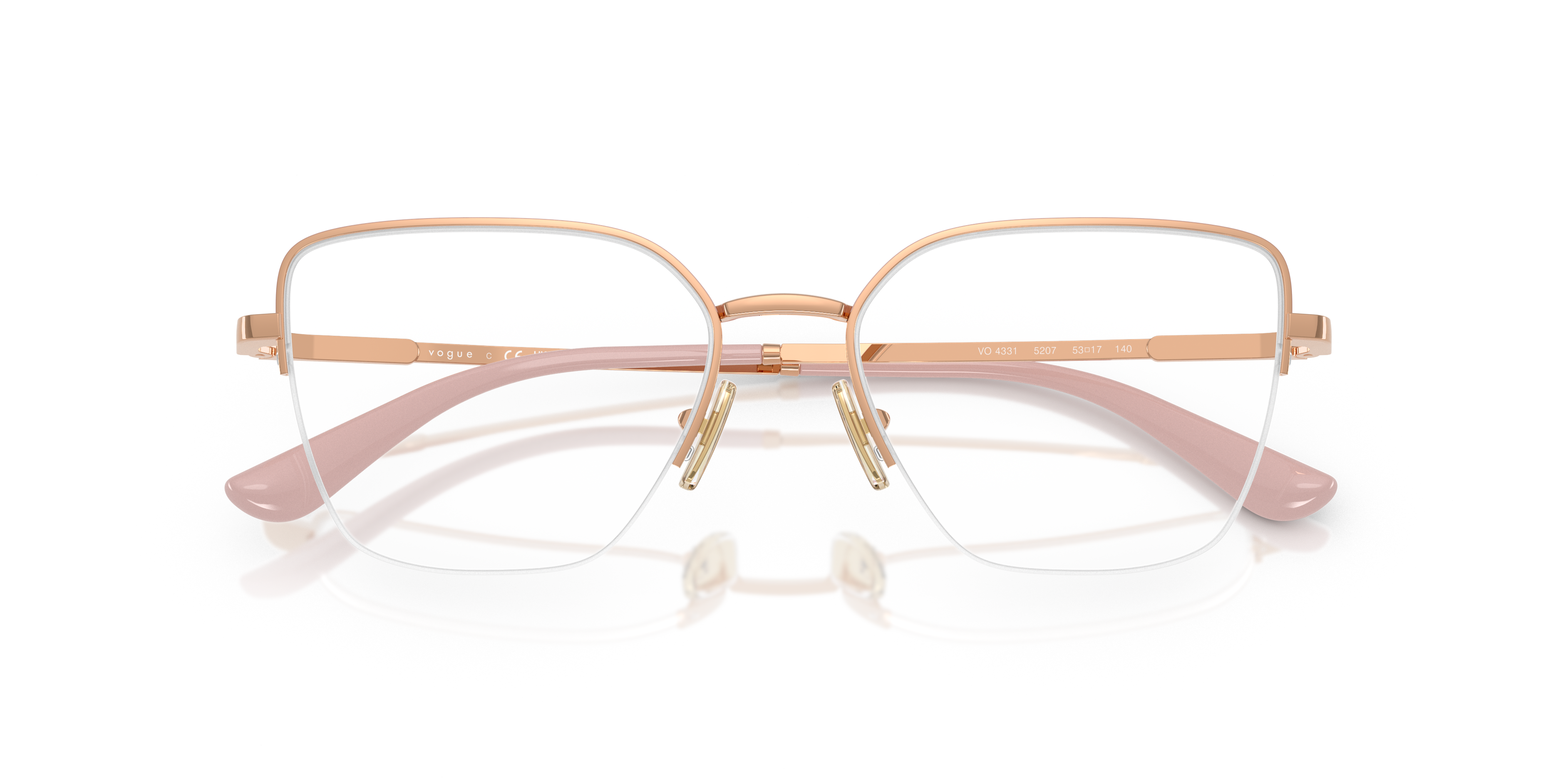 Donna con occhiali da sole Vogue Eyewear VO4331 Gold, montatura dorata sottile in metallo, lenti scure, su sfondo luminoso.