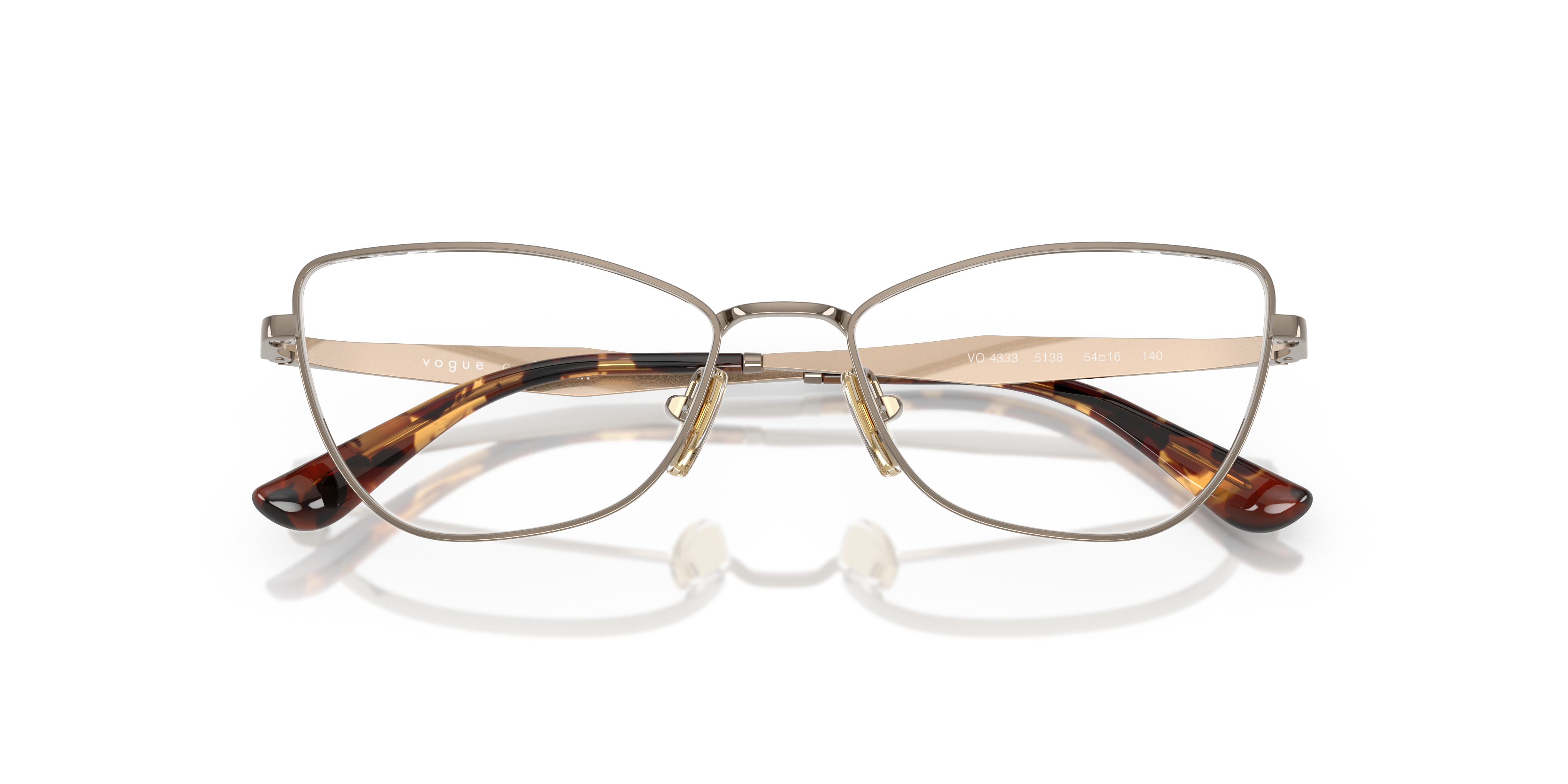 Occhiali da sole Vogue VO4333 Light Violet indossati da una donna, con dettagli della montatura e delle lenti in evidenza