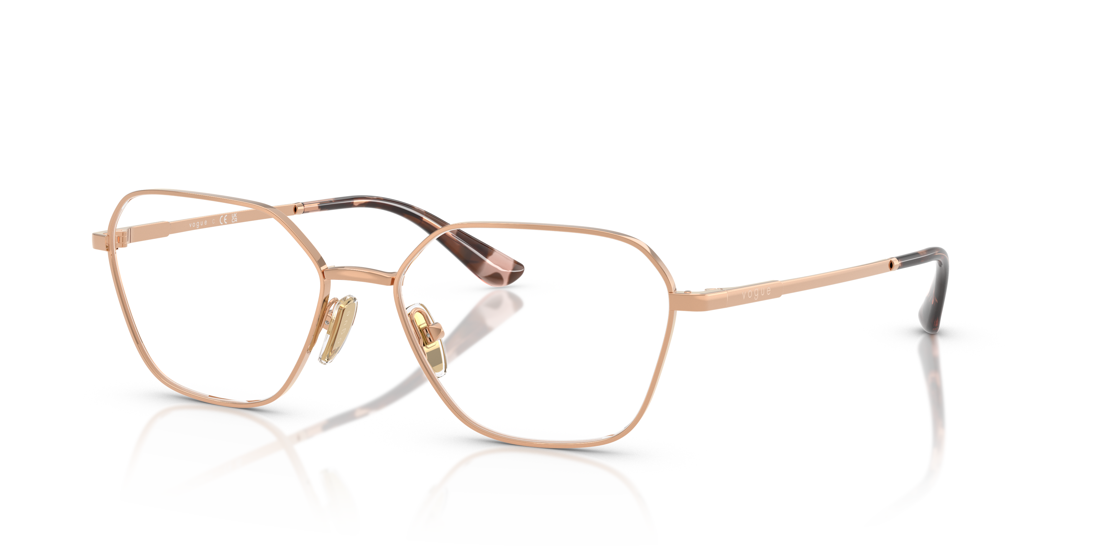 Donna con occhiali da sole Vogue Eyewear VO4334 oro rosa, montatura sottile in metallo lucido e lenti scure, seduta all'apert